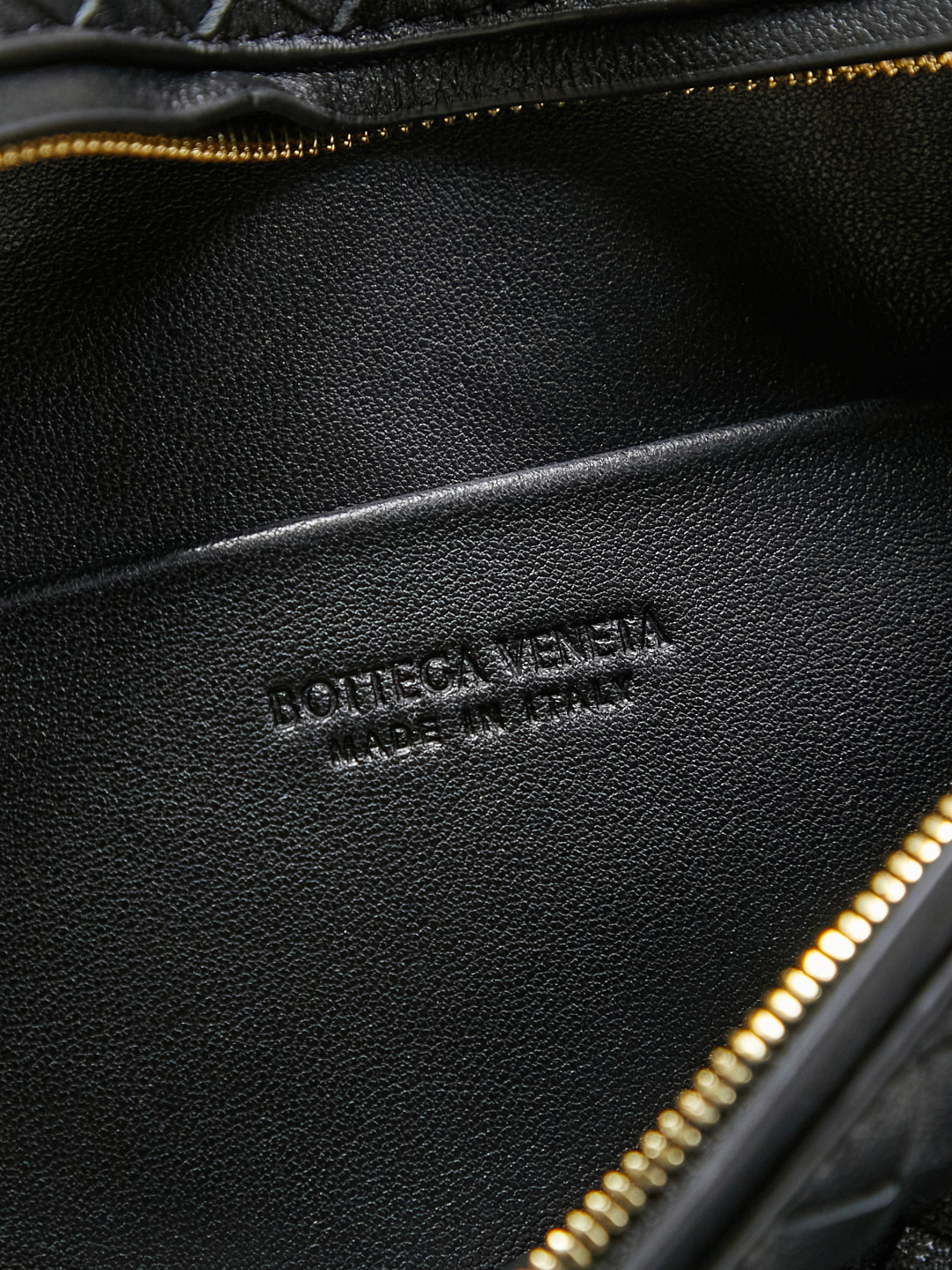 BOTTEGA VENETA2025 new women's small Soft Vanity cosmetic bag adopts the classic Intrecciato weaving technique, inheriting the classics. The buckle design 😎 The light metal chain gives you a high-end sense of matching. The chain is removable and can be used as a handbag ~ An elegant small bag that is perfect for participating in events. The overall body of the bag is as soft as marshmallow and can be easily kneaded, showing the strong toughness and high-end feel of the leather. The touch of sheepskin is so amazing. It is so healing when pinched! I have absolutely no resistance to small bags! ! !
Style number: 843800
Color: black
Size: 19*14*3cm photo 8
