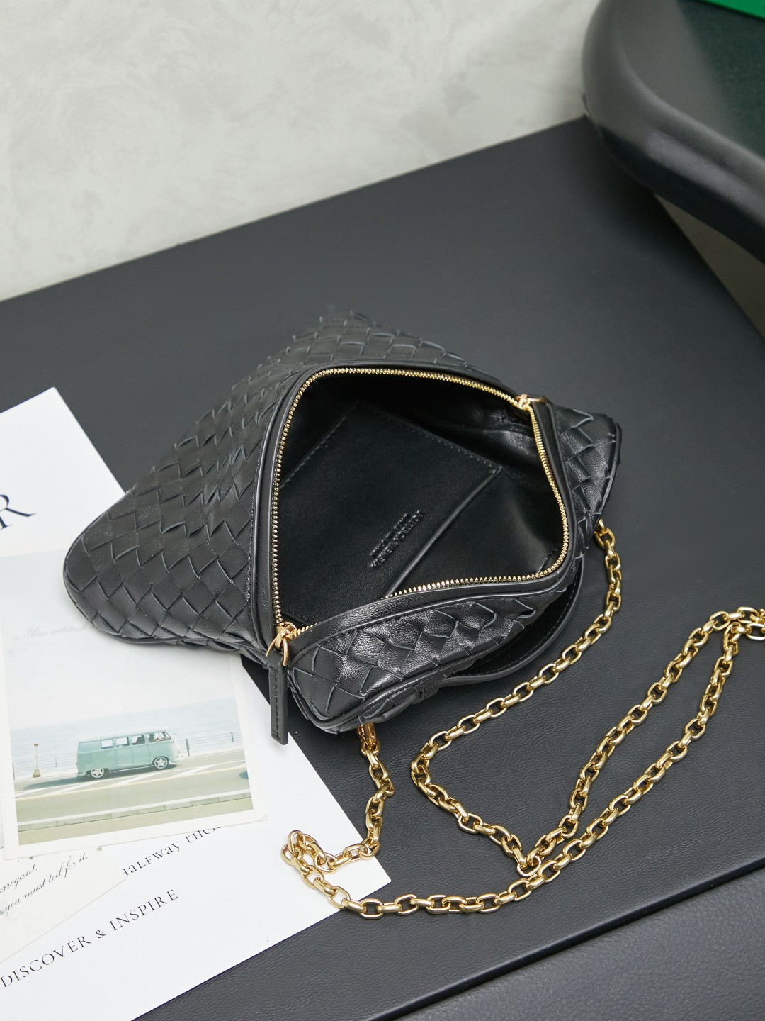 BOTTEGA VENETA2025 new women's small Soft Vanity cosmetic bag adopts the classic Intrecciato weaving technique, inheriting the classics. The buckle design 😎 The light metal chain gives you a high-end sense of matching. The chain is removable and can be used as a handbag ~ An elegant small bag that is perfect for participating in events. The overall body of the bag is as soft as marshmallow and can be easily kneaded, showing the strong toughness and high-end feel of the leather. The touch of sheepskin is so amazing. It is so healing when pinched! I have absolutely no resistance to small bags! ! !
Style number: 843800
Color: black
Size: 19*14*3cm photo 9