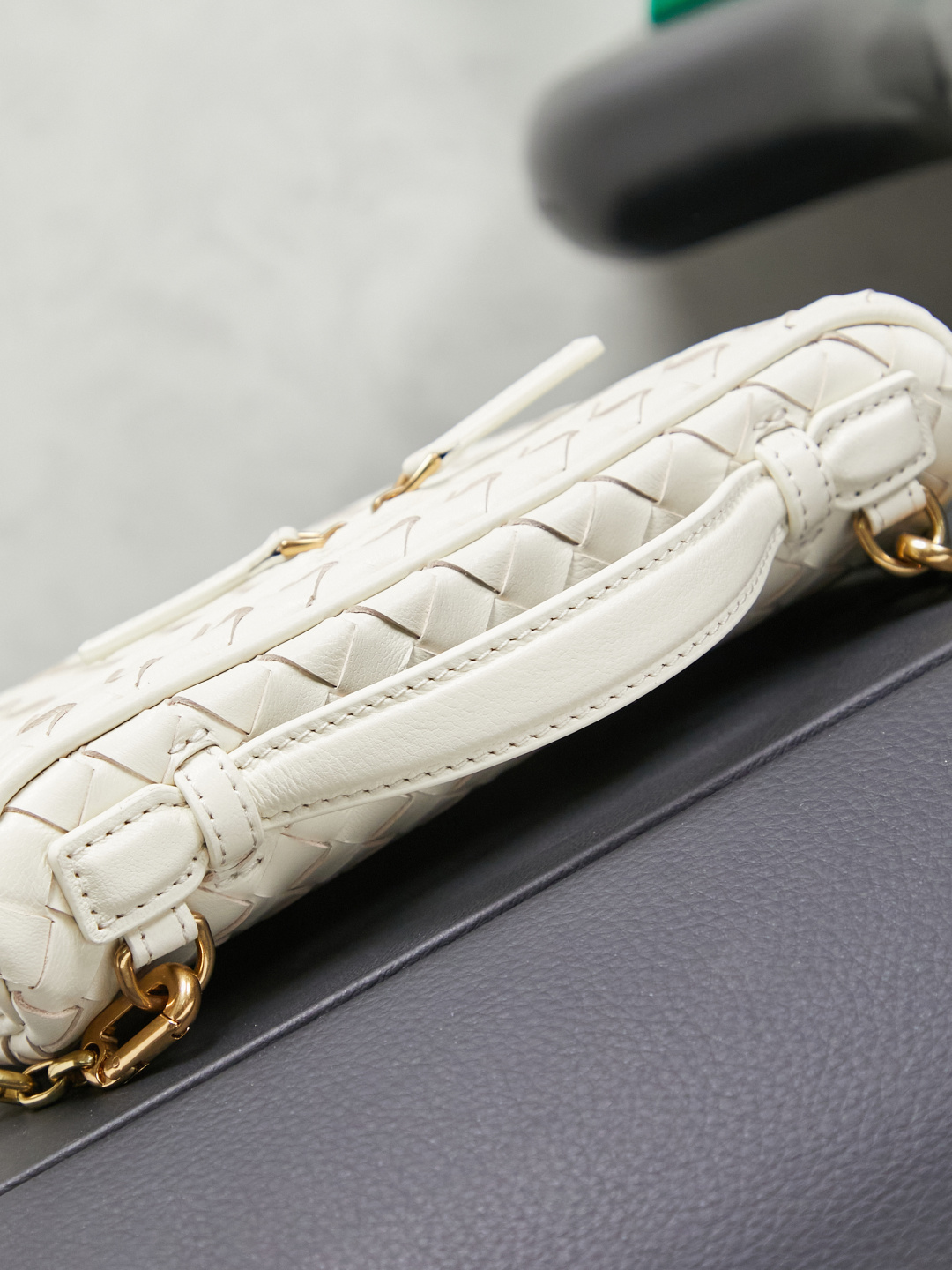 BOTTEGA VENETA2025 new women's small Soft Vanity cosmetic bag adopts the classic Intrecciato weaving technique, inheriting the classics. The buckle design 😎 The light metal chain gives you a high-end sense of matching. The chain is removable and can be used as a handbag ~ An elegant small bag that is perfect for participating in events. The overall body of the bag is as soft as marshmallow and can be easily kneaded, showing the strong toughness and high-end feel of the leather. The touch of sheepskin is so amazing. It is so healing when pinched! I have absolutely no resistance to small bags! ! !
Style number: 843800
Color: sea salt white
Size: 19*14*3cm photo 1