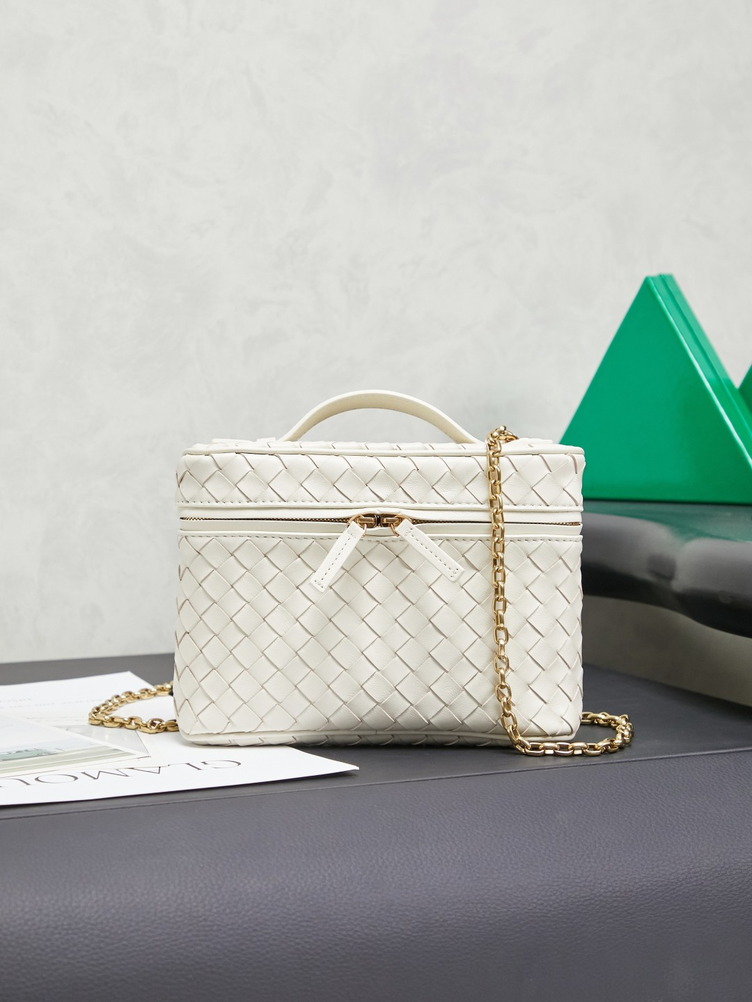 BOTTEGA VENETA2025 new women's small Soft Vanity cosmetic bag adopts the classic Intrecciato weaving technique, inheriting the classics. The buckle design 😎 The light metal chain gives you a high-end sense of matching. The chain is removable and can be used as a handbag ~ An elegant small bag that is perfect for participating in events. The overall body of the bag is as soft as marshmallow and can be easily kneaded, showing the strong toughness and high-end feel of the leather. The touch of sheepskin is so amazing. It is so healing when pinched! I have absolutely no resistance to small bags! ! !
Style number: 843800
Color: sea salt white
Size: 19*14*3cm