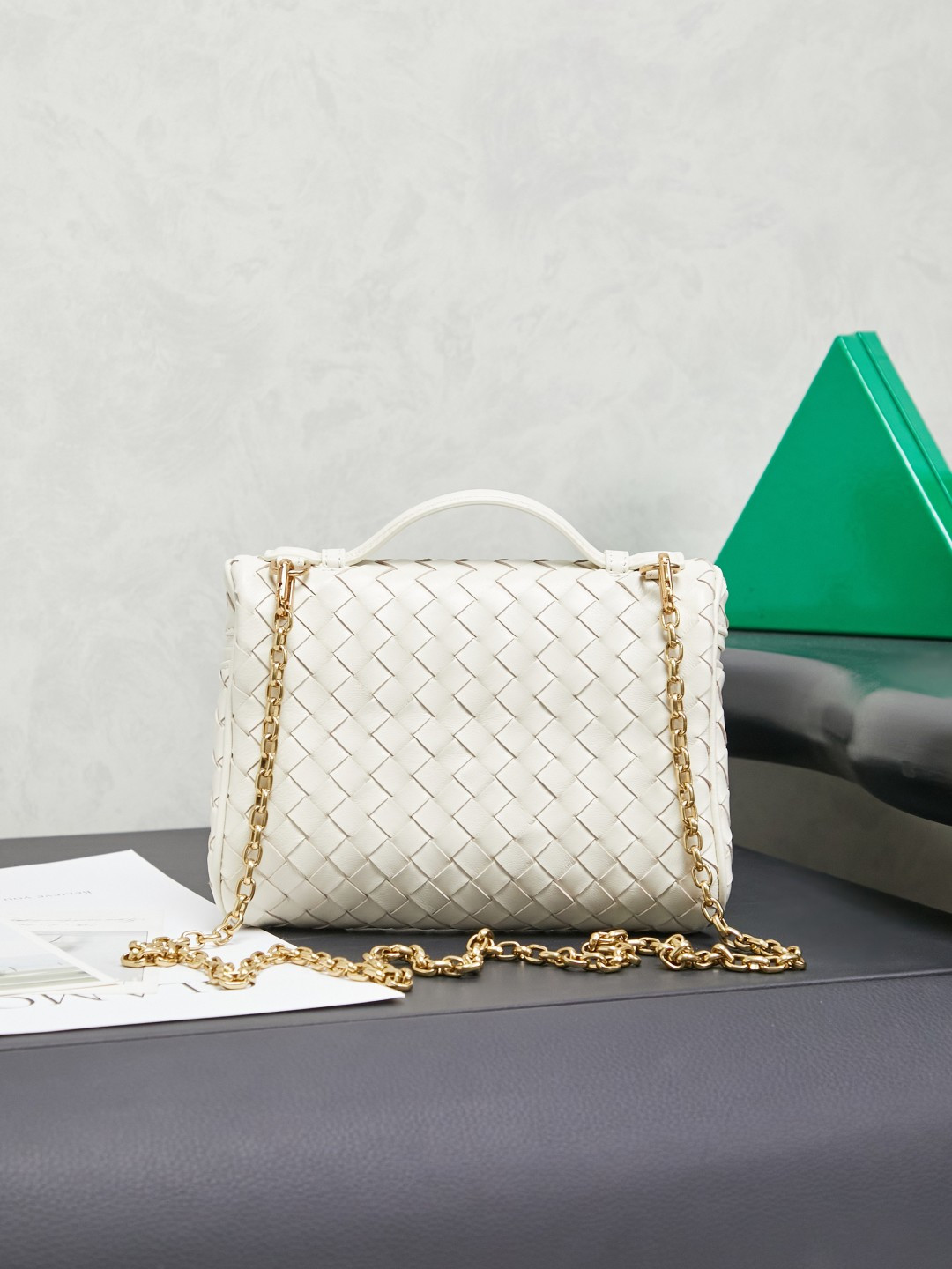 BOTTEGA VENETA2025 new women's small Soft Vanity cosmetic bag adopts the classic Intrecciato weaving technique, inheriting the classics. The buckle design 😎 The light metal chain gives you a high-end sense of matching. The chain is removable and can be used as a handbag ~ An elegant small bag that is perfect for participating in events. The overall body of the bag is as soft as marshmallow and can be easily kneaded, showing the strong toughness and high-end feel of the leather. The touch of sheepskin is so amazing. It is so healing when pinched! I have absolutely no resistance to small bags! ! !
Style number: 843800
Color: sea salt white
Size: 19*14*3cm photo 4