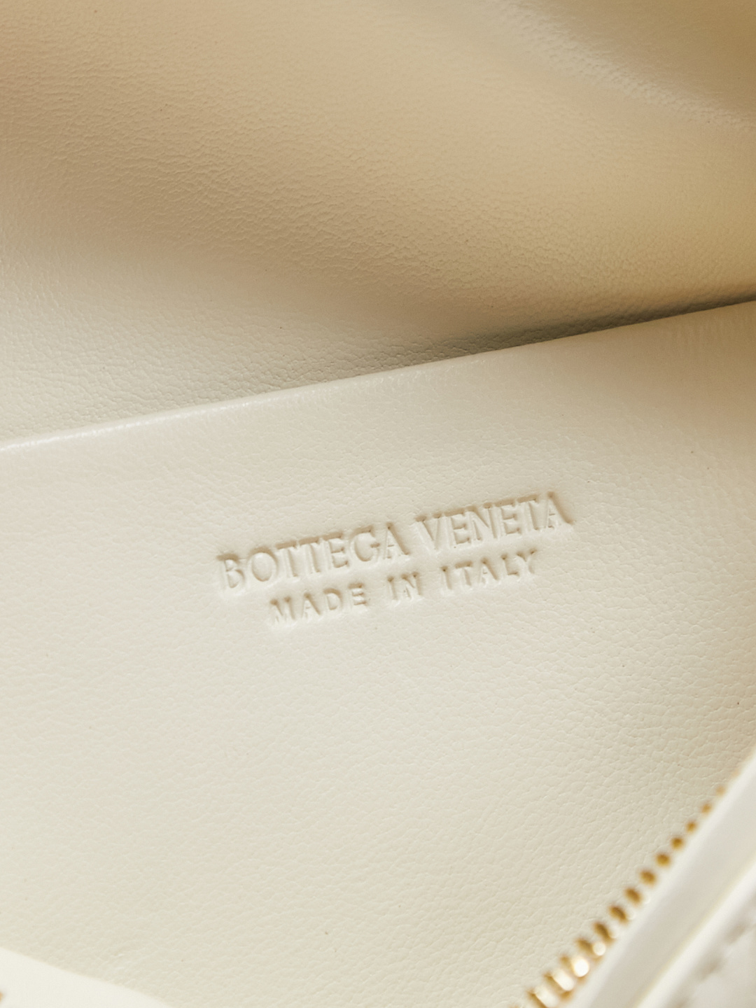 BOTTEGA VENETA2025 new women's small Soft Vanity cosmetic bag adopts the classic Intrecciato weaving technique, inheriting the classics. The buckle design 😎 The light metal chain gives you a high-end sense of matching. The chain is removable and can be used as a handbag ~ An elegant small bag that is perfect for participating in events. The overall body of the bag is as soft as marshmallow and can be easily kneaded, showing the strong toughness and high-end feel of the leather. The touch of sheepskin is so amazing. It is so healing when pinched! I have absolutely no resistance to small bags! ! !
Style number: 843800
Color: sea salt white
Size: 19*14*3cm photo 6
