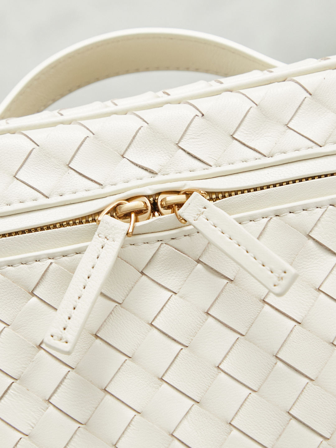 BOTTEGA VENETA2025 new women's small Soft Vanity cosmetic bag adopts the classic Intrecciato weaving technique, inheriting the classics. The buckle design 😎 The light metal chain gives you a high-end sense of matching. The chain is removable and can be used as a handbag ~ An elegant small bag that is perfect for participating in events. The overall body of the bag is as soft as marshmallow and can be easily kneaded, showing the strong toughness and high-end feel of the leather. The touch of sheepskin is so amazing. It is so healing when pinched! I have absolutely no resistance to small bags! ! !
Style number: 843800
Color: sea salt white
Size: 19*14*3cm photo 7