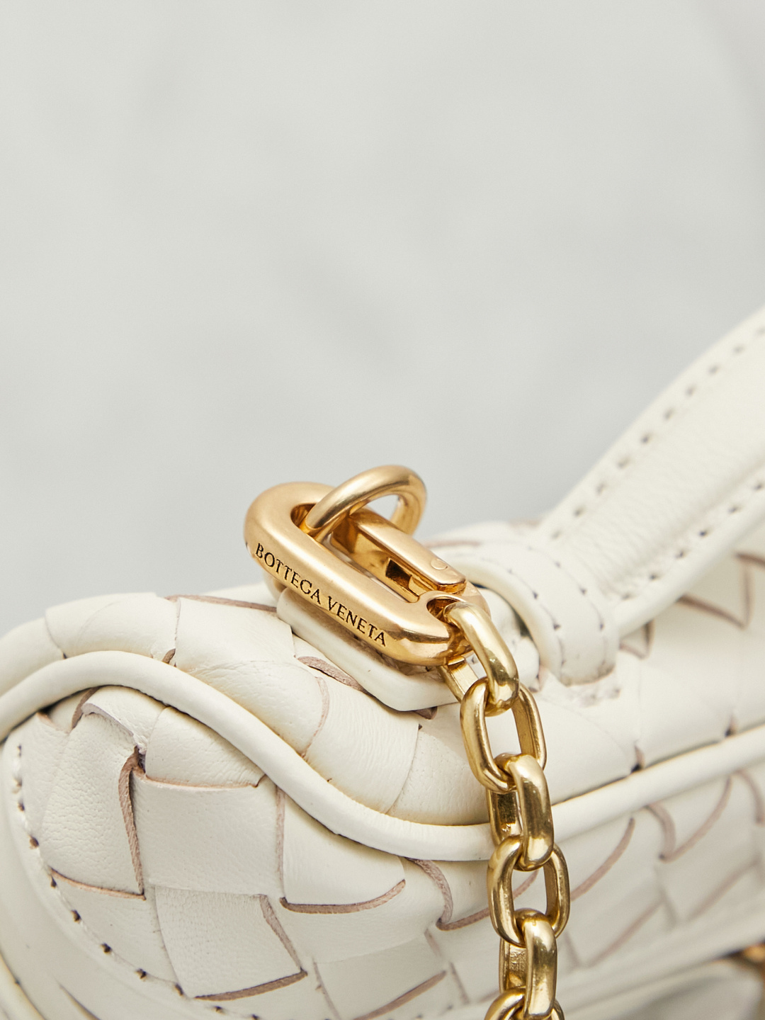 BOTTEGA VENETA2025 new women's small Soft Vanity cosmetic bag adopts the classic Intrecciato weaving technique, inheriting the classics. The buckle design 😎 The light metal chain gives you a high-end sense of matching. The chain is removable and can be used as a handbag ~ An elegant small bag that is perfect for participating in events. The overall body of the bag is as soft as marshmallow and can be easily kneaded, showing the strong toughness and high-end feel of the leather. The touch of sheepskin is so amazing. It is so healing when pinched! I have absolutely no resistance to small bags! ! !
Style number: 843800
Color: sea salt white
Size: 19*14*3cm photo 8