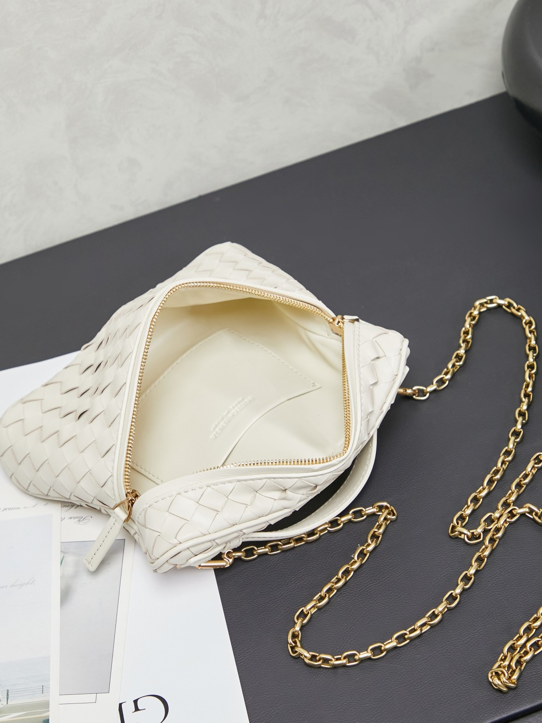 BOTTEGA VENETA2025 new women's small Soft Vanity cosmetic bag adopts the classic Intrecciato weaving technique, inheriting the classics. The buckle design 😎 The light metal chain gives you a high-end sense of matching. The chain is removable and can be used as a handbag ~ An elegant small bag that is perfect for participating in events. The overall body of the bag is as soft as marshmallow and can be easily kneaded, showing the strong toughness and high-end feel of the leather. The touch of sheepskin is so amazing. It is so healing when pinched! I have absolutely no resistance to small bags! ! !
Style number: 843800
Color: sea salt white
Size: 19*14*3cm photo 9