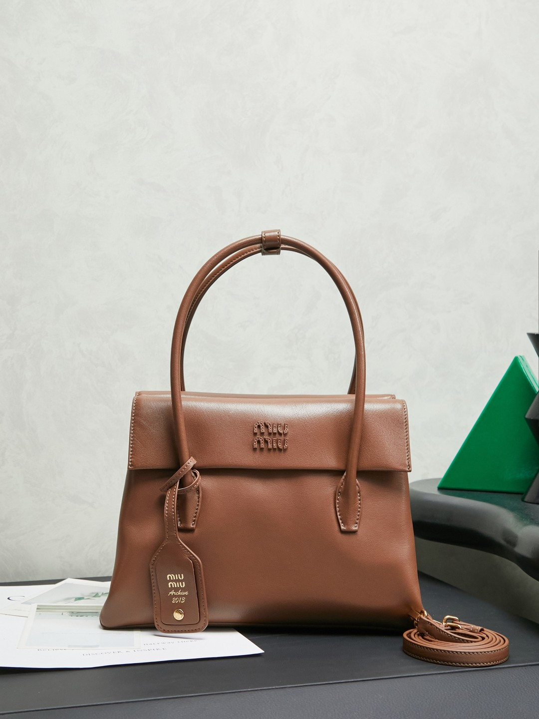 NO:602547,5BA302MiMisolitaire new calfskin handbag, inspired by the 2006 archives, structured lines and exquisite details, an elegant style that combines classic and experimental, unique leather texture, impact of retro and fashion, creating a unique classic, iconic logo on the front, detachable charm and leather long shoulder strap, multiple compartments and large capacity, size 28X19.5X1CM,, MIUMIU, miumiu, cowhide198609095BA302MiMisolitaire新款小牛皮手袋,灵感源自06年档案,结构化线条与精致的细节,经典与实验相结合的优雅风格,独特的皮革纹理,复古与时尚的冲击,塑造独一无二的经典,正面标志性logo徽标,可拆卸挂饰与皮革长肩带,隔层多容量大 尺寸28X19.5X1CM,,MIUMIU,miumiu,cowhide,Bag