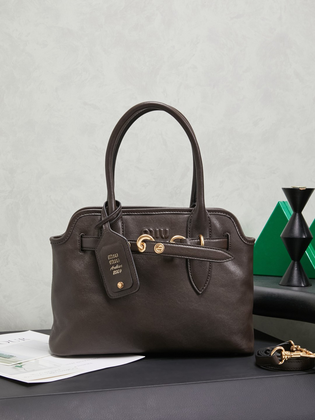 NO:639924,The original leather 5BA292 Aventure bag displays a simple and effortless charm. Reinterpreting classic lines, this soft Nappa variant displays a versatile and practical attitude, enhanced by exquisite and unique details. adventure  The nappa leather handbag is inspired by miu archive design. The structure has been adjusted to make it lighter and has a new personality. It is decorated with embossed letter logo to add iconic elements. It has vintage gold hardware, linen blend lining, zipper pocket and patch pocket. The long wrist is suitable for use as a handbag or shoulder. Size 22X 30X10cm, MIUMIU, miumiu19860909原厂皮 5BA292 Aventure包袋展现出简约随性的魅力.重新诠释经典线条,这款柔软的Nappa变体展现出多功能和实用的态度,并通过精致独特的细节得到提升.aventure nappa皮革手袋灵感源自miu典藏设计,结构经过调整,变得更加轻便,焕发全新个性,饰以压花字母徽标,增添标志性元素,复古金色五金配件,亚麻混纺衬里,配拉链口袋和贴袋,长手腕适合用作手提或单肩, 尺寸 22X 30X10cm,MIUMIU,miumiu,Bag