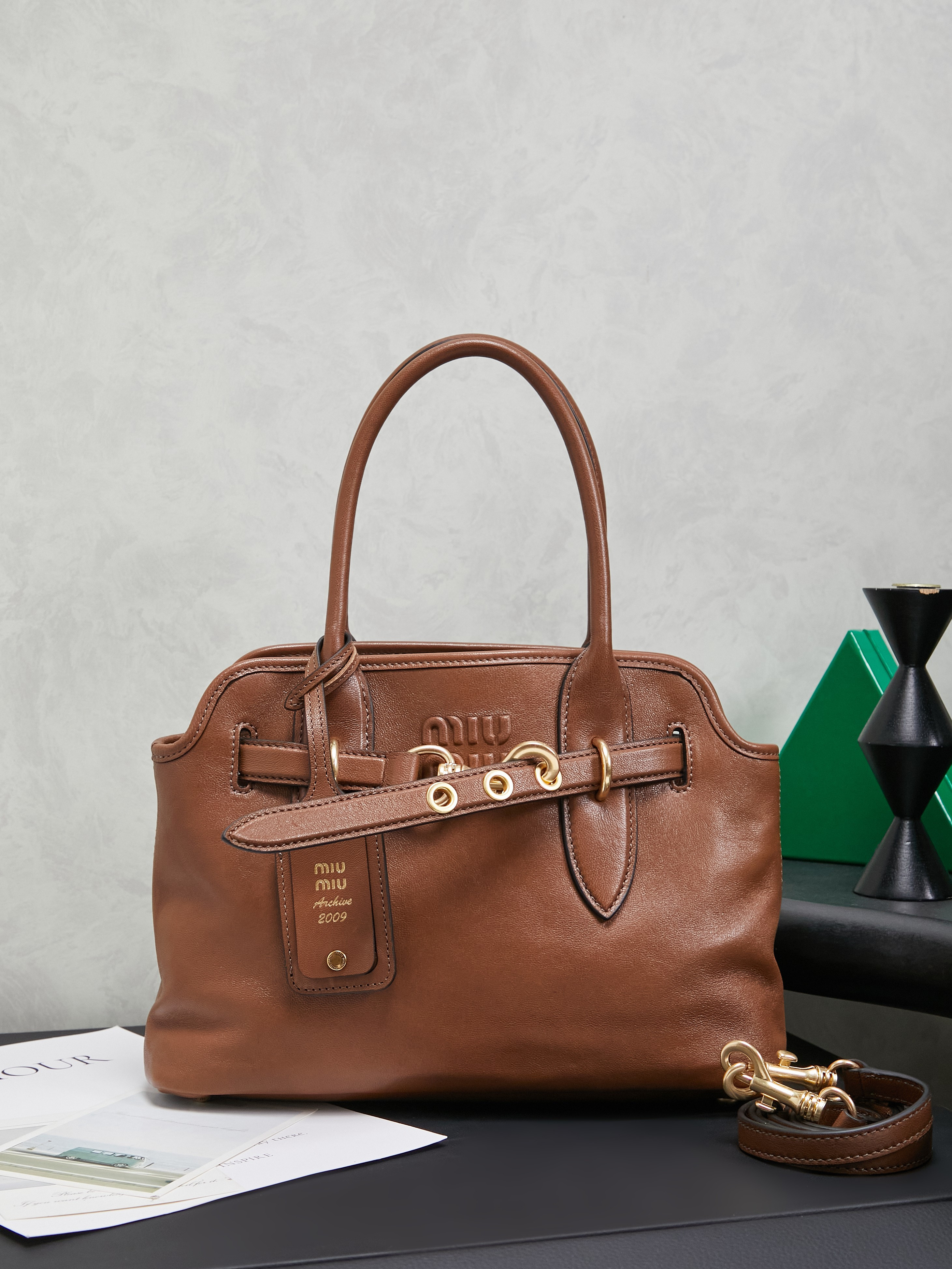 NO:639921,The original leather 5BA292 Aventure bag displays a simple and effortless charm. Reinterpreting classic lines, this soft Nappa variant displays a versatile and practical attitude, enhanced by exquisite and unique details. adventure  The nappa leather handbag is inspired by miu archive design. The structure has been adjusted to make it lighter and has a new personality. It is decorated with embossed letter logo to add iconic elements. It has vintage gold hardware, linen blend lining, zipper pocket and patch pocket. The long wrist is suitable for use as a handbag or shoulder. Size 22X 30X10cm, MIUMIU, miumiu19860909原厂皮 5BA292 Aventure包袋展现出简约随性的魅力.重新诠释经典线条,这款柔软的Nappa变体展现出多功能和实用的态度,并通过精致独特的细节得到提升.aventure nappa皮革手袋灵感源自miu典藏设计,结构经过调整,变得更加轻便,焕发全新个性,饰以压花字母徽标,增添标志性元素,复古金色五金配件,亚麻混纺衬里,配拉链口袋和贴袋,长手腕适合用作手提或单肩, 尺寸 22X 30X10cm,MIUMIU,miumiu,Bag