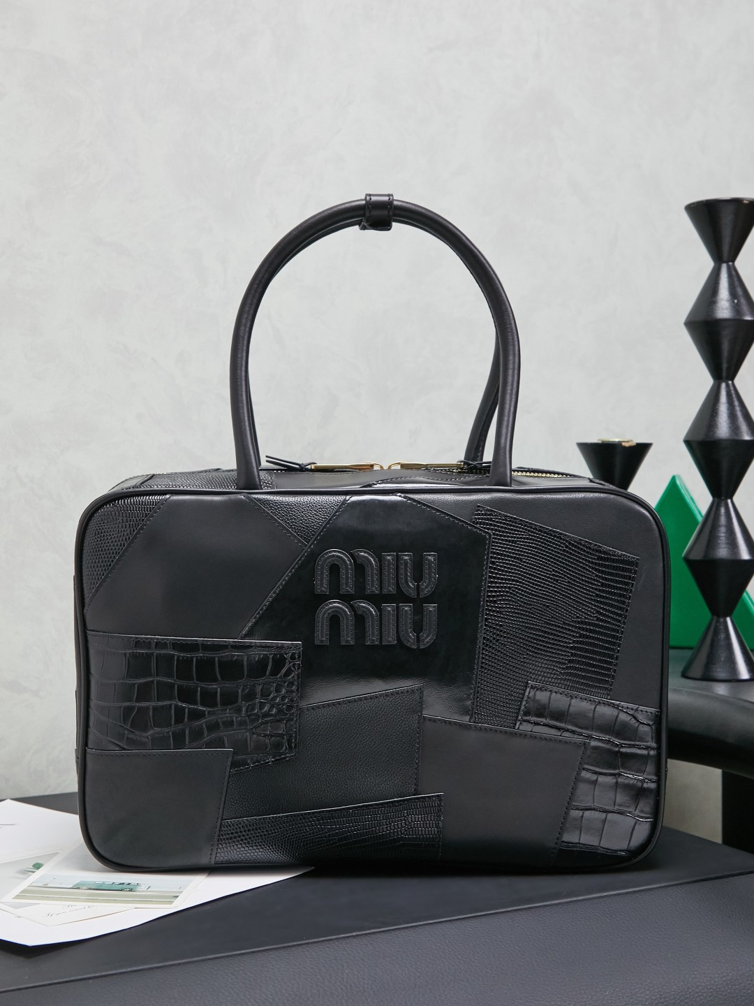 NO:639942,Original leather  5BB117 Miu Miu's new spliced briefcase is handmade and made of a variety of leather splicing. The bold and innovative design perfectly interprets Miu's eclectic, casual and inclusive attitude towards life. This bag is cool, with a refined multi-functional design that integrates men's and women's.  Clothes and women's clothing elements, casual and lazy, natural and free, full of personality, super large capacity and very light, brand new canvas lining, popular all over the world, major fashion stars love to carry it, size 34X23X12cm (with original packaging), MIUMIU, miumiu19860909原厂皮 5BB117MiuMiu新品拼接公文包,重手工制作,采用多种皮质拼接而成,大胆创新的设计完美诠释了Miu不拘一格,潇洒随意包容的人生态度,这款包包很酷,定格精致的多功能设计,融合男装和女装元素,随性慵懒,自然洒脱,充满个性,超大容量还很轻便,全新的帆布衬里,火遍全球,各大时尚搏主明星都爱背它,尺寸34X23X12cm（配原版包装）,MIUMIU,miumiu,Bag