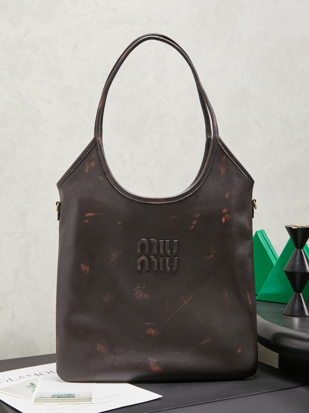 NO:659556,5BG231, Miu's new Isetan limited edition tote bag, the main recommendation on the official website, this year's absolute hot style, top-grade imported calfskin, the leather surface is smooth and soft, the texture is high-end, the bag body is soft but not collapsed, the temperament is casual and lazy, the capacity is super large, you can carry it every day when you go out on the street, it will turn heads 100%, hand-stitched leather Logo, brand new linen lining inside, with zipper pocket, size 35 X  40Cm, with original full set of packaging, MIUMIU, miumiu, totes, cowhide198609095BG231,Miu家新款伊势丹限定托特包,官网主推,今年绝对爆款式,顶级进口小牛皮,皮面细腻光滑柔软,质感高级,包身软而不塌,气质随性慵懒,容量超大,日常出街背它回头率百分百,手工缝制皮面Logo标志,内里全新麻布里,配拉链式口袋,尺寸35 X 40Cm,配原版全套包装,MIUMIU,miumiu,totes,cowhide,Bag
