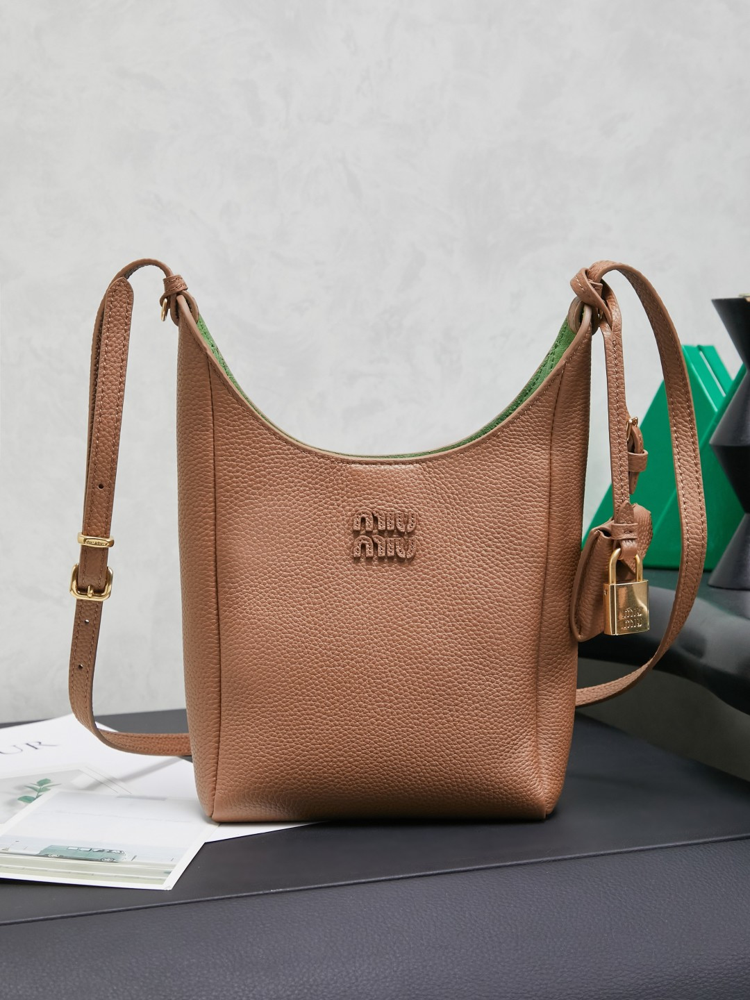 NO:659557,5BE098: Miu's Japanese pop-up new tote bag, top imported cowhide, high-end leather texture, elegant and retro, soft but not collapsed, with metal lock pendant, casual and lazy temperament, sweet and cool style, hand-stitched leather logo, details are online, suitable for commuting and shopping, practicality MAX, size 28X 22.5X 12cm, MIUMIU, miumiu, totes, cowhide198609095BE098:Miu家日本快闪新品托特包,顶级进口牛皮,皮面质感高级,优雅复古,包身软而不塌,搭配金属锁头挂件,气质随性慵懒,甜酷风格拉满,手工缝制皮面Logo标志,细节都很在线,通勤,逛街背都很适配,实用性MAX, 尺寸28X 22.5X 12cm,MIUMIU,miumiu,totes,cowhide,Bag