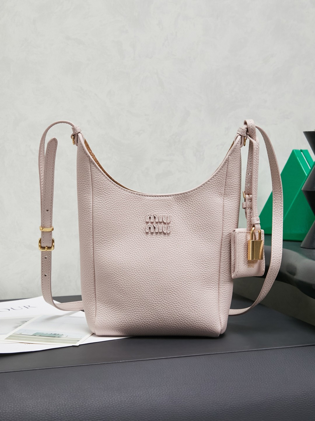 NO:659558,5BE098: Miu Japanese pop-up new tote bag. Heather color 5BE098: Miu Japanese pop-up new tote bag, top imported cowhide, high-end leather texture, elegant and retro, soft but not collapsed, with metal lock pendant, casual and lazy temperament, sweet and cool style, hand-sewn leather logo, details are online, suitable for commuting and shopping, practicality MAX, size 28X  22.5X 12cm,MIUMIU,miumiu,totes,cowhide198609095BE098 :Miu家日本快闪新品托特包 石楠木色5BE098:Miu家日本快闪新品托特包,顶级进口牛皮,皮面质感高级,优雅复古,包身软而不塌,搭配金属锁头挂件,气质随性慵懒,甜酷风格拉满,手工缝制皮面Logo标志,细节都很在线,通勤,逛街背都很适配,实用性MAX, 尺寸28X 22.5X 12cm,MIUMIU,miumiu,totes,cowhide,Bag