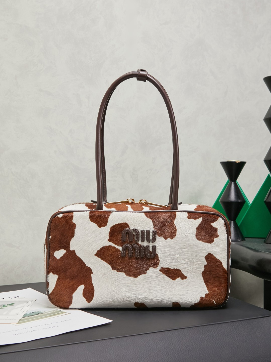 NO:701270,5BB172  MiuMiu's new size briefcase is made of top-grade imported calf leather, with smooth, delicate and soft leather and cotton satin lining. This bag is cool and has a refined multi-functional design that combines elements of men's and women's wear. It is casual, lazy, natural and free, and full of personality.  Super large capacity yet very light, simple but not simple, new size adaptability is higher, almost everyone in the major fashionistas has a 5BB498, size 29X17X9cm (with original packaging), MIUMIU, miumiu, cowhide198609095BB172 MiuMiu新尺寸公文包,采用顶级进口小奶牛皮,皮质光滑细腻柔软,棉质缎面衬里,这款包包很酷,定格精致的多功能设计,融合男装和女装元素,随性慵懒,自然洒脱,充满个性,超大容量还很轻便,简约却不简单,新尺寸适配度更高,各大时尚搏主几乎人手一个5BB498,尺寸29X17X9cm（配原版包装）,MIUMIU,miumiu,cowhide,Bag