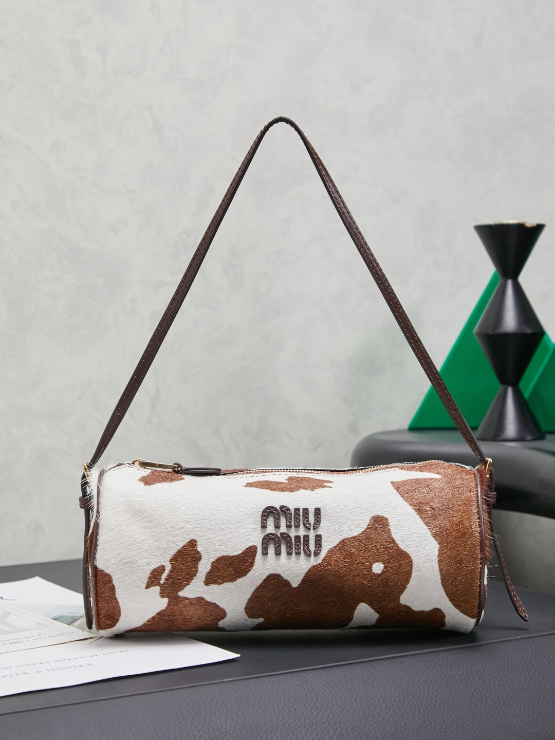 NO:701279,5NE851 new cylindrical bag is made of top-grade imported small milk leather. The leather is super soft and very cost-effective. Jimei!  Quickly buy this light and cute little bag. The design is great. The thin bag and the zipper accessories are very fine. It is simple and low-key. The content can be really packed. All the necessities for going out can be put in without affecting the shape of the bag. It can be easily used for sweet, cool, casual and retro. It is really a small, practical and versatile bag. Style number: 5NF851 Size: 21.5 x 9 x 9cm with original packaging, MIUMIU, miumiu198609095NE851新品圆筒包,采用顶级进口小牛奶皮,皮质超级柔软,性价比超高,集美们！快入手这只轻便可爱的小包,设计大赞,细细的一条包袋,还有拉链配件都非常精细,简约低调,内容量真的很能装,出门的必需品都装进去也不会影响包型,甜酷休闲复古都能轻松驾驭,真的是一只小巧实用百搭的包包. 款号:5NF851 尺寸:21.5 x 9 x 9cm配原版包装,MIUMIU,miumiu,Bag