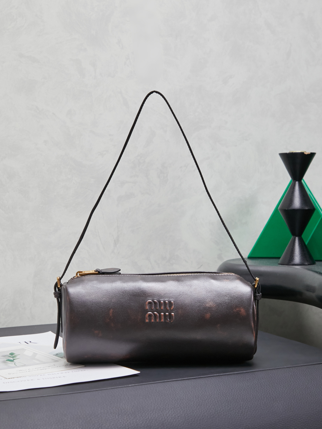 NO:701272,5NE851 new cylindrical bag is made of top-grade imported lambskin. The leather is super soft and very cost-effective. Jimei!  Quickly buy this light and cute little bag. The design is great. The thin bag and zipper accessories are very fine. It is simple and low-key. The content can be really packed. All the necessities for going out can be put in without affecting the shape of the bag. It can be easily used for sweet, cool, casual and retro. It is really a small, practical and versatile bag. Style number: 5NF851 Size: 21.5 x 9 x 9cm with original packaging, MIUMIU, miumiu, sheepskin198609095NE851新品圆筒包,采用顶级进口小羊皮,皮质超级柔软,性价比超高,集美们！快入手这只轻便可爱的小包,设计大赞,细细的一条包袋,还有拉链配件都非常精细,简约低调,内容量真的很能装,出门的必需品都装进去也不会影响包型,甜酷休闲复古都能轻松驾驭,真的是一只小巧实用百搭的包包. 款号:5NF851 尺寸:21.5 x 9 x 9cm配原版包装,MIUMIU,miumiu,sheepskin,Bag