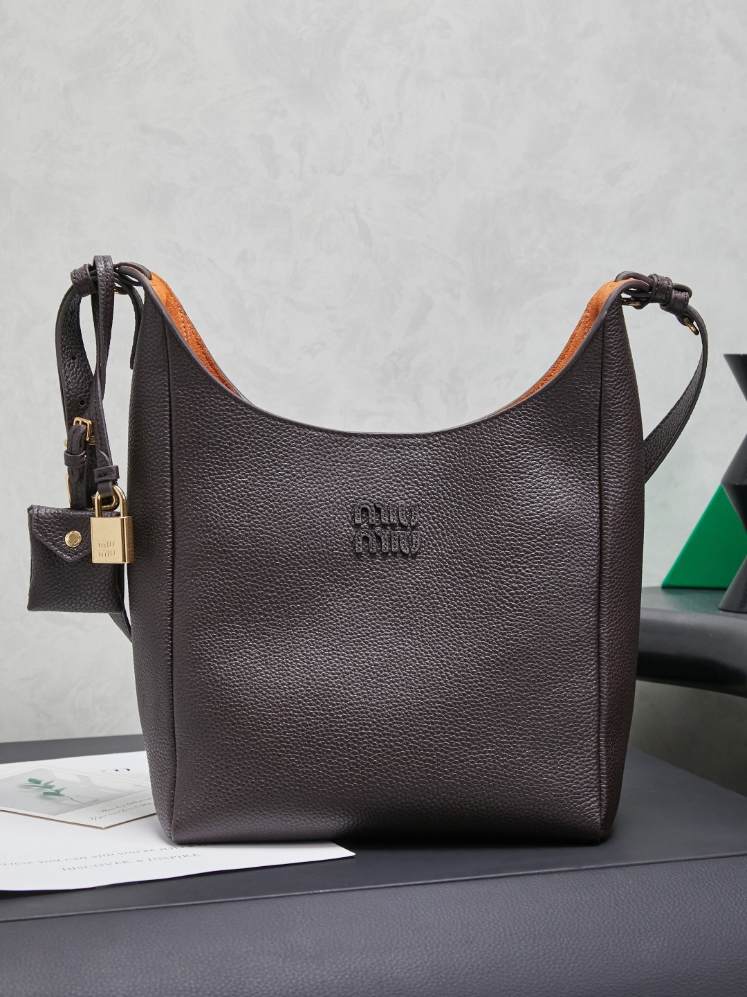 NO:701275,5BE098: Miu's Japanese pop-up new tote bag, top imported cowhide, high-end leather texture, elegant and retro, soft but not collapsed, with metal lock pendant, casual and lazy temperament, sweet and cool style, hand-stitched leather logo, details are online, suitable for commuting and shopping, practicality MAX, size 28X 22.5X 12cm, MIUMIU, miumiu, totes, cowhide198609095BE098:Miu家日本快闪新品托特包,顶级进口牛皮,皮面质感高级,优雅复古,包身软而不塌,搭配金属锁头挂件,气质随性慵懒,甜酷风格拉满,手工缝制皮面Logo标志,细节都很在线,通勤,逛街背都很适配,实用性MAX, 尺寸28X 22.5X 12cm,MIUMIU,miumiu,totes,cowhide,Bag