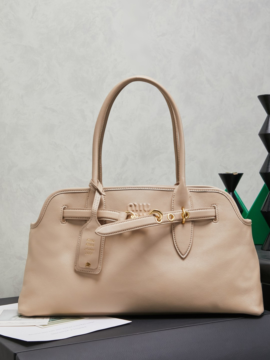 NO:701267,5BG310, a new popular second-hand tote bag, made of new soft fat sheepskin, the leather is soft and high-end, this Aventure  The Nappa leather handbag is inspired by the Miu archive design. The structure has been adjusted and the horizontal proportions are more refined. It has become lighter and has a new personality. It is decorated with an embossed letter logo to add iconic elements. It has vintage gold hardware, linen blend lining, zipper pocket and patch pocket. The long wrist is suitable for use as a handbag or a shoulder. Size 44X22.5X14.5CM, MIUMIU, miumiu, totes, sheepskin198609095BG310,新品爆款中古托特包,采用全新柔脂羊皮,皮质柔软高级,这款Aventure Nappa皮革手袋灵感源自Miu典藏设计,结构经过调整,横版比例更为精致,变得更加轻便,焕发全新个性,饰以压花字母徽标,增添标志性元素,复古金色五金配件,亚麻混纺衬里,配拉链口袋和贴袋,长手腕适合用作手提或单肩,尺寸44X22.5X14.5CM,,MIUMIU,miumiu,totes,sheepskin,Bag