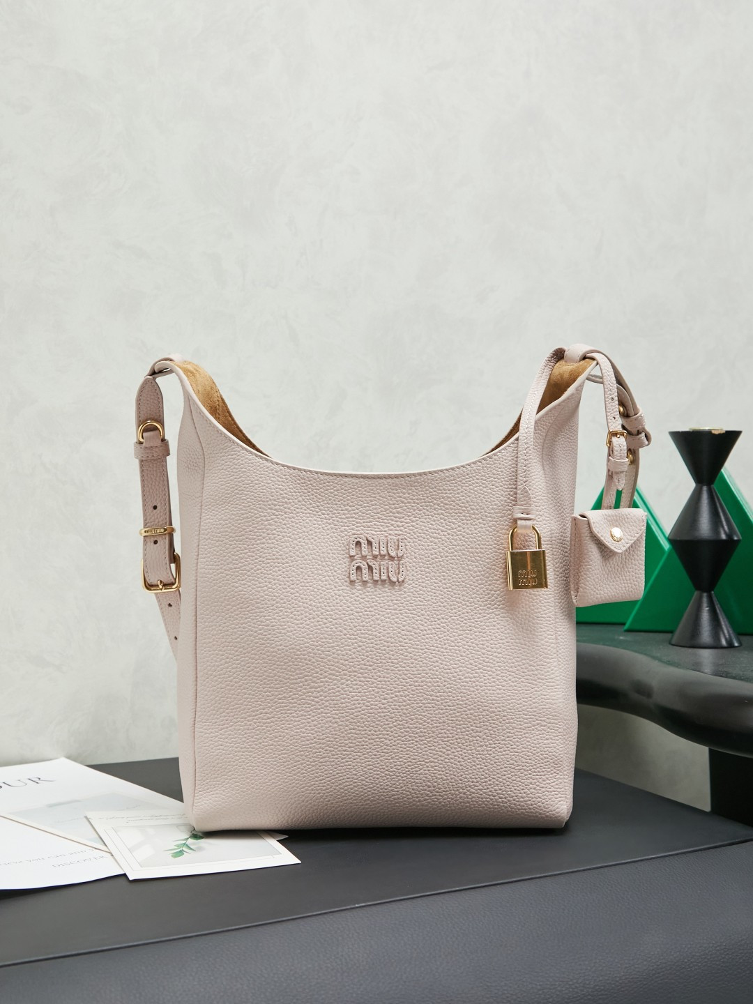 NO:701281,5BE098: Miu's Japanese pop-up new tote bag, top imported cowhide, high-end leather texture, elegant and retro, soft but not collapsed, with metal lock pendant, casual and lazy temperament, sweet and cool style, hand-stitched leather logo, details are online, suitable for commuting and shopping, practicality MAX, size 28X 22.5X 12cm, MIUMIU, miumiu, totes, cowhide198609095BE098:Miu家日本快闪新品托特包,顶级进口牛皮,皮面质感高级,优雅复古,包身软而不塌,搭配金属锁头挂件,气质随性慵懒,甜酷风格拉满,手工缝制皮面Logo标志,细节都很在线,通勤,逛街背都很适配,实用性MAX, 尺寸28X 22.5X 12cm,MIUMIU,miumiu,totes,cowhide,Bag