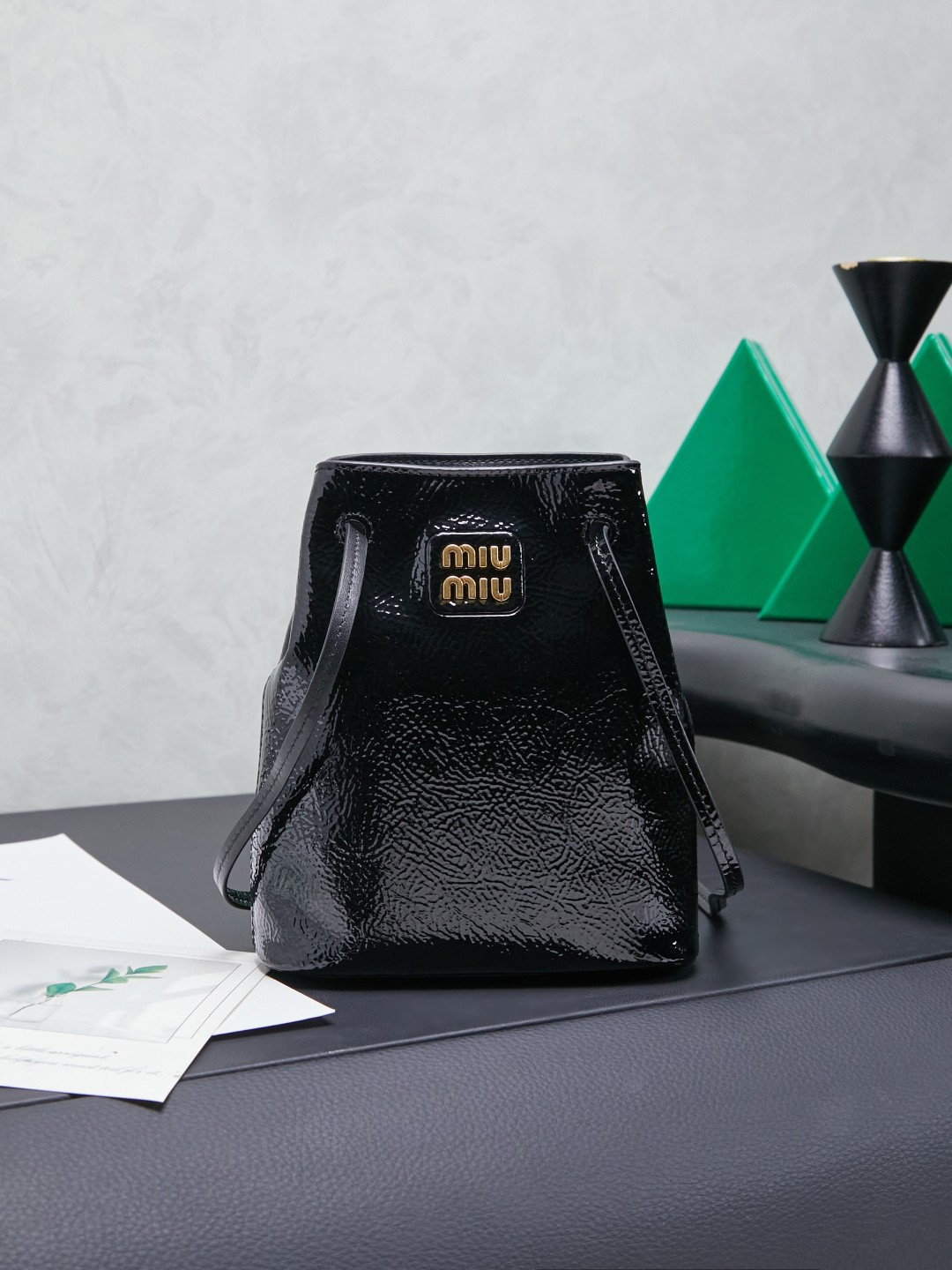 NO:701283,5NF460, new mini bucket bag, made of new wrinkled patent calfskin, unique ice silk texture, soft leather, super cost-effective, can control various styles, very cute and cute, can be worn on one shoulder, crossbody, handheld, double shoulder, the shape is changeable, the bag is small but very versatile, size 17X14X6CM, with original packaging, MIUMIU, miumiu, cowhide198609095NF460,新品迷你水桶包,采用全新皱漆小牛皮,独特的冰丝纹理,皮质柔软,性价比超高,能驾驭各种风格,非常俏皮可爱,可以单肩,斜挎,手提,双肩,造型多变,包包虽小却非常能装,尺寸17X14X6CM,配原版包装,MIUMIU,miumiu,cowhide,Bag