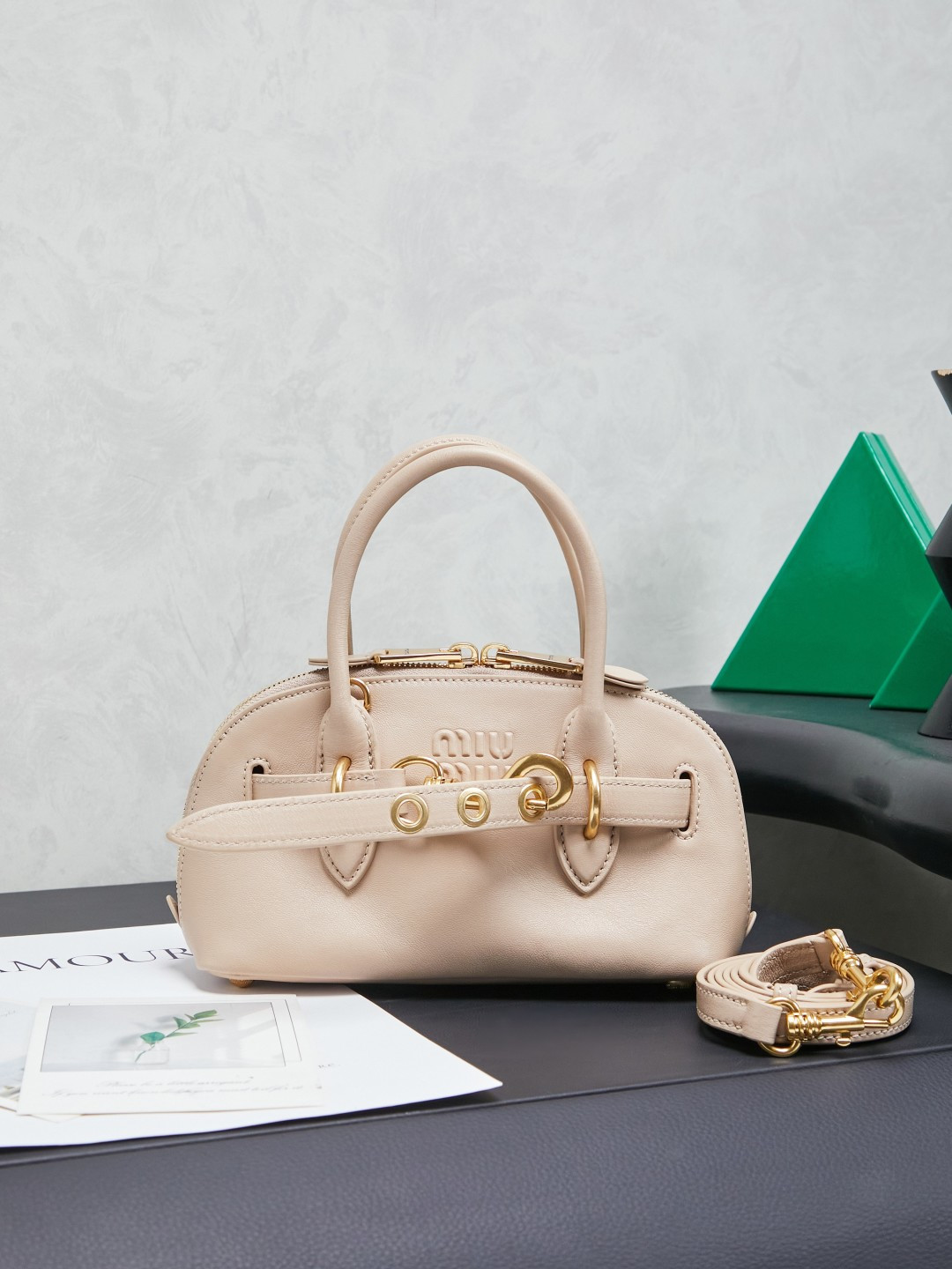 NO:701284,5B, Miu's new hot-selling mini shell bag, made of top-quality retro vegetable soft sheepskin, retro matte-feel old metal accessories, this Aventure Nappa leather mini handbag is inspired by  Miu's collection item, its structure has been adjusted to become lighter and rejuvenate with a new personality, creating a classic bag with timeless charm. The multi-element design gives this handbag a unique beauty and classic atmosphere. Detachable and adjustable leather shoulder strap, canvas lining with zipper pocket and patch pocket, size 21X13.5X 8cm, MIUMIU, miumiu, sheepskin198609095B,Miu家新品爆款迷你贝壳包,釆用顶级复古植柔羊皮,复古磨砂感做旧金属配件,这款Aventure Nappa 皮革迷你手提包灵感源自 Miu家典藏单品,其结构经过调整,变得更加轻便,焕发全新个性,打造具有隽永魅力的经典包款,多元素的设计赋予这款手提包独特美感和经典气息,可拆卸可调节皮革肩带,帆布内里配拉链口袋和贴袋,尺寸21X13.5X 8cm,MIUMIU,miumiu,sheepskin,Bag