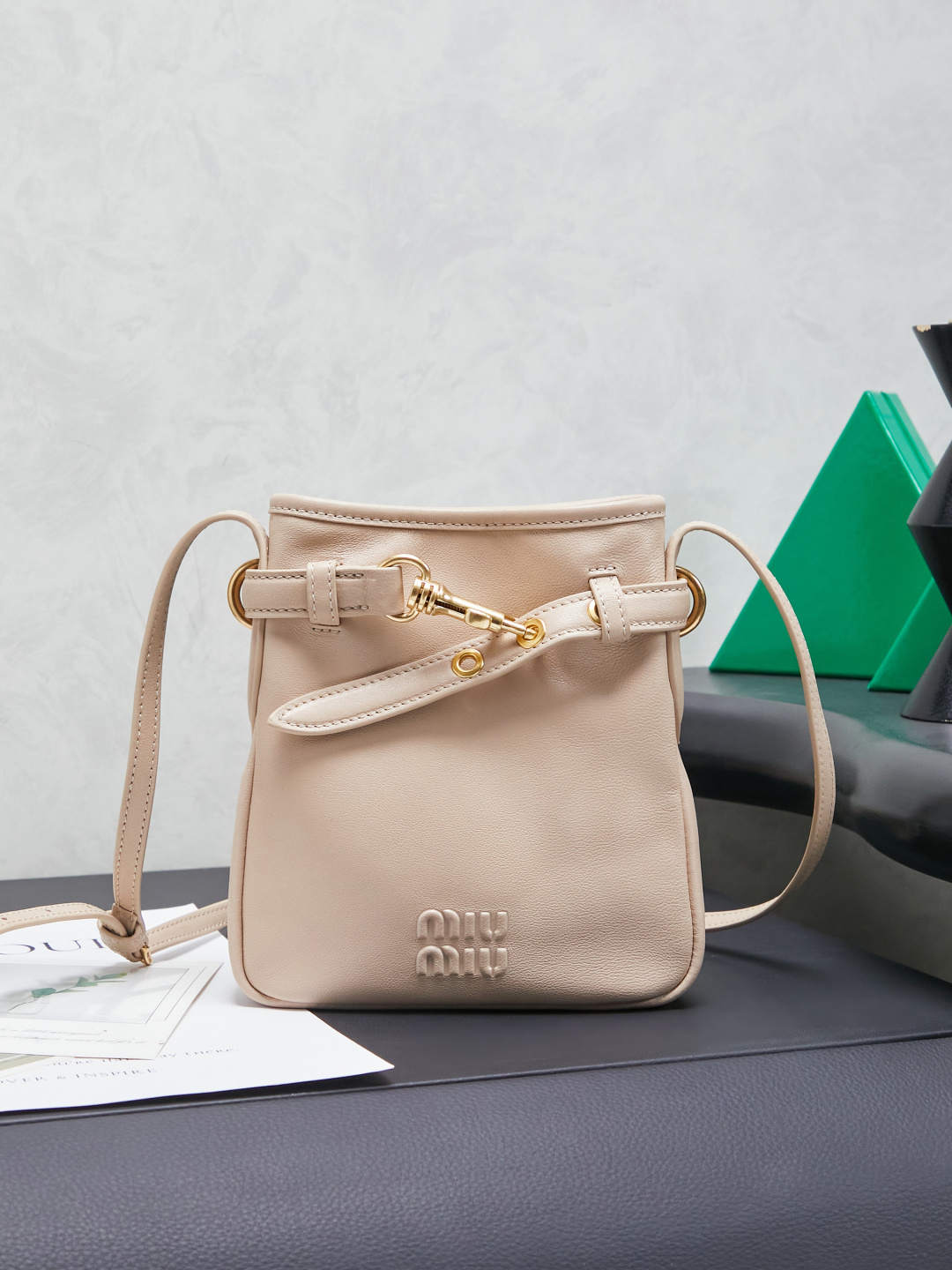 NO:701286,5NR461, Miu Miu's new mini lucky bag small bucket bag Aventure, made of top-grade imported lambskin, the leather is super soft, very cost-effective, can control various styles, very cute and cute, can be shouldered, cross-body, hand-held, and the shape is changeable. Although the bag is small, it can be packed very well, the size is 19cm*4.5cm*17cm,, MIUMIU, miumiu, sheepskin198609095NR461,Miu Miu 新品迷你福袋小水桶包Aventure,采用顶级进口小羊皮,皮质超级柔软,性价比超高,能驾驭各种风格,非常俏皮可爱,可以单肩,斜挎,手提,,造型多变,包包虽小却非常能装,尺寸19cm*4.5cm*17cm,,MIUMIU,miumiu,sheepskin,Bag