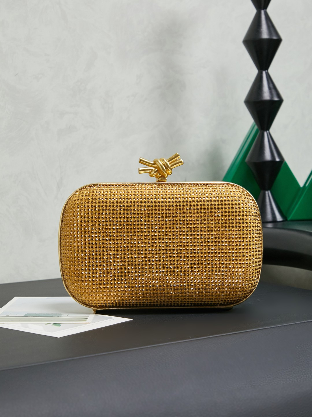Bottega Veneta's diamond-encrusted evening bag is designed with diamonds and is full of luxury and sophistication! The three-dimensional floral decoration on the top is elegant and artistic. Moderate size, easy to store mobile lipstick, lightweight and practical. Whether paired with an evening dress or a mini skirt, it can become the center of attention. It is very suitable for parties, weddings, and annual meetings. It has both temperament and practicality, making it the perfect choice for dinner occasions!
Style number: 844122 (826183)
Size: 19*11.5*5cm