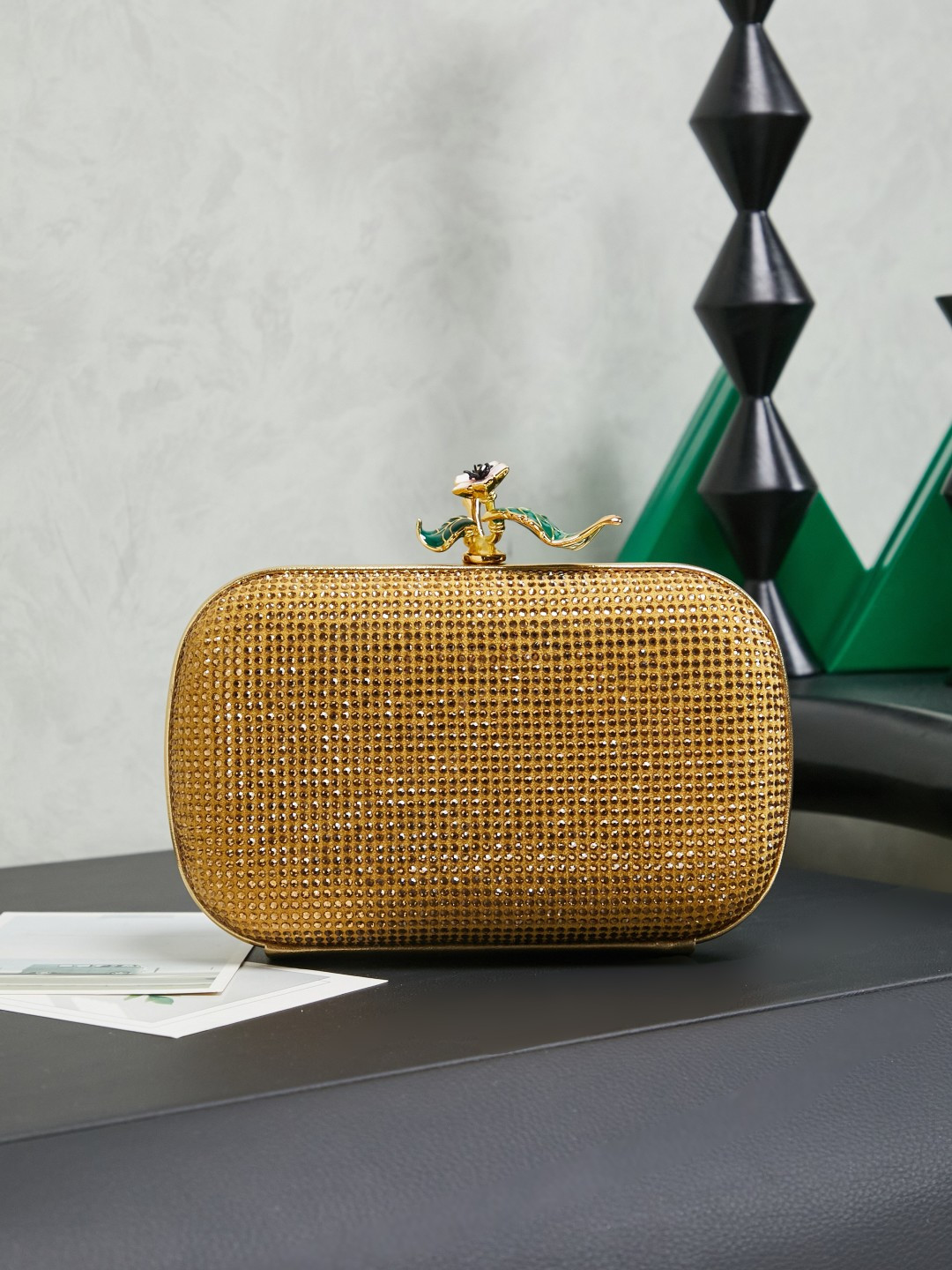 Bottega Veneta's diamond-encrusted evening bag is designed with diamonds and is full of luxury and sophistication! The three-dimensional floral decoration on the top is elegant and artistic. Moderate size, easy to store mobile lipstick, lightweight and practical. Whether paired with an evening dress or a mini skirt, it can become the center of attention. It is very suitable for parties, weddings, and annual meetings. It has both temperament and practicality, making it the perfect choice for dinner occasions!
Style number: 844122 (826183)
Size: 19*11.5*5cm