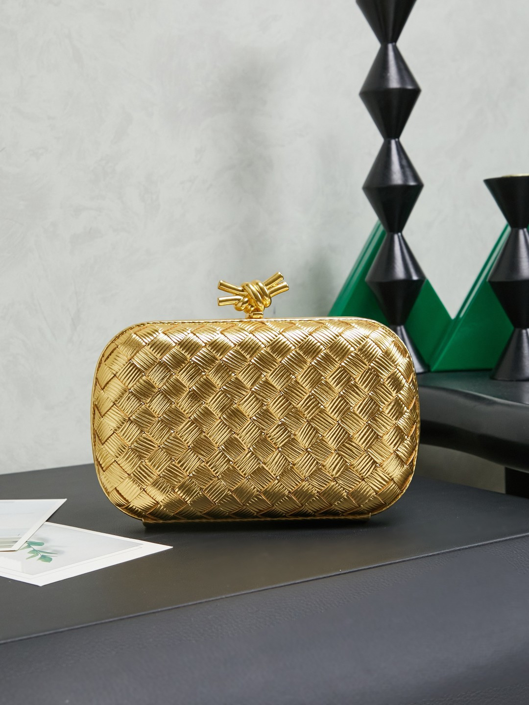 BV new autumn and winter products
BV evergreen classic handbag 👜 returns in wood grain gold color BV's prestigious The Knot clutch bag, with its iconic woven texture and knot buckle, has a noble and elegant temperament that Hollywood stars and ladies can't put down. They often use this clutch bag with dresses when attending formal occasions. The knot design is small and exquisite, low-key without logo, without extra floral decorations, elegant and generous, and it can add an elegant and gentle temperament to women when held in the hand. A craft that seems as simple as weaving a flower basket contains the accumulation of years of failures by BV craftsmen. The weaving is this season’s “Foulard Intreccio woven leather” design.
Design, the new Muse brass twisted metal looks more simple and beautiful, and the overall style is more fashionable and high-end.
▪️KNOT shows the extraordinary craftsmanship and creativity of intreccio woven patterns, and its contours reinterpret traditional classics
▪️ A classic item with collectible value
▪️The switch is named after its button design. Special weaving + metal frame combination
Size: 20.5✖️6✖️12.5
#6056
No. 717622