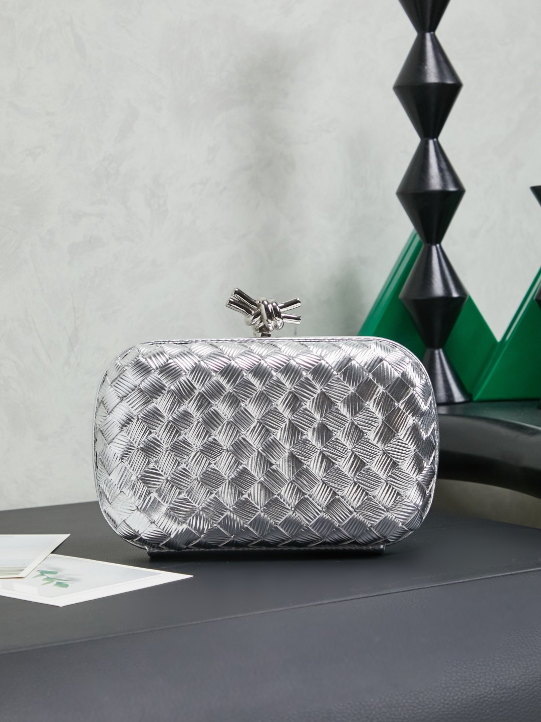 BV new autumn and winter products
BV evergreen classic handbag 👜 returns in wood grain silver BV's prestigious The Knot clutch bag, with its iconic woven texture and knot buckle, has a noble and elegant temperament that Hollywood stars and ladies can't put down. They often use this clutch bag with dresses when attending formal occasions. The knot design is small and exquisite, low-key without logo, without extra floral decorations, elegant and generous, and it can add an elegant and gentle temperament to women when held in the hand. A craft that seems as simple as weaving a flower basket contains the accumulation of years of failures by BV craftsmen. The weaving is this season’s “Foulard Intreccio woven leather” design.
Design, the new Muse brass twisted metal looks more simple and beautiful, and the overall style is more fashionable and high-end.
▪️KNOT shows the extraordinary craftsmanship and creativity of intreccio woven patterns, and its contours reinterpret traditional classics
▪️ A classic item with collectible value
▪️The switch is named after its button design. Special weaving + metal frame combination
Size: 20.5✖️6✖️12.5
#6056
No. 717622