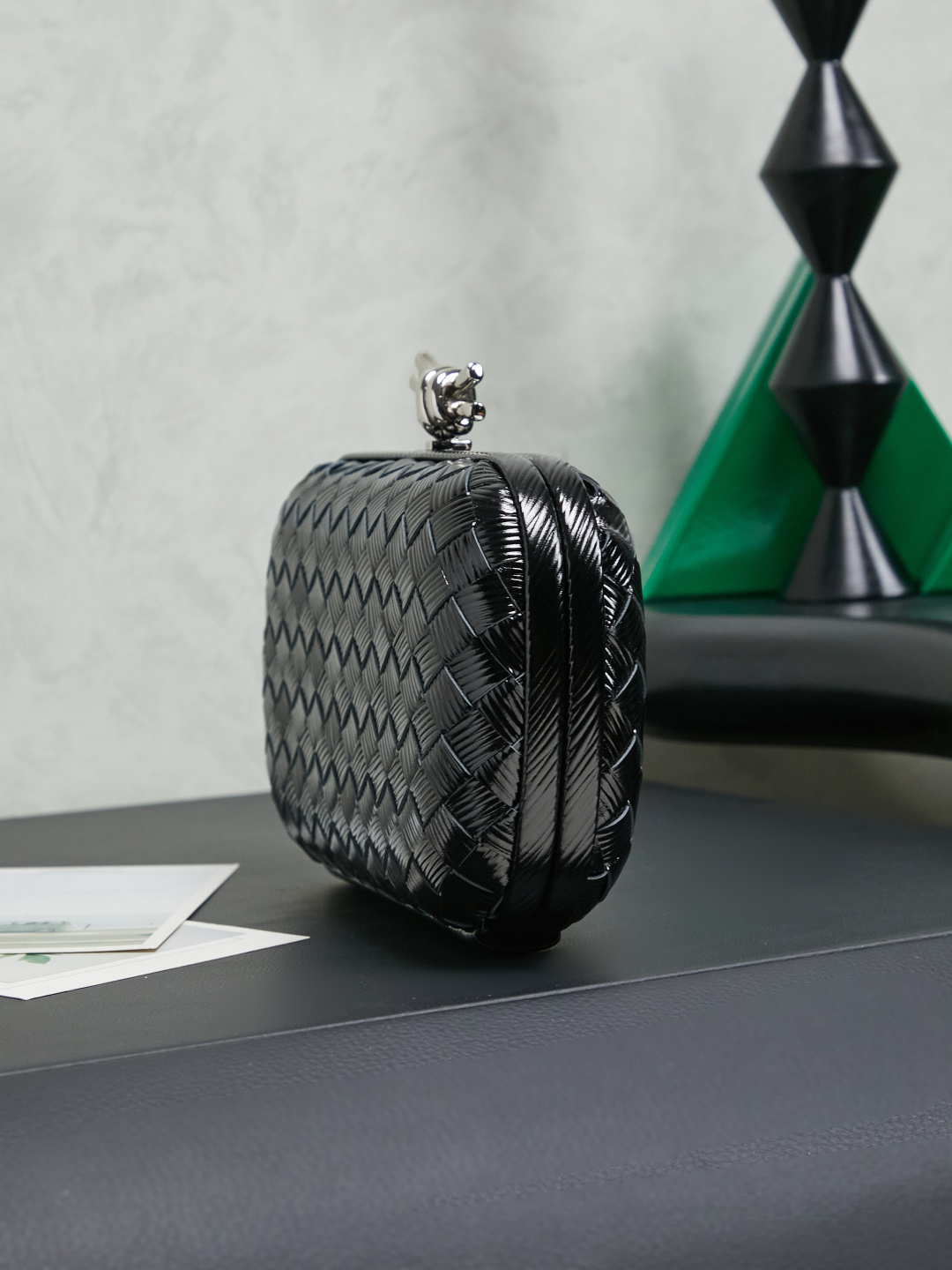 BV new autumn and winter products
BV evergreen classic handbag 👜 returns in wood grain black BV's prestigious The Knot clutch bag, with its iconic woven texture and knot buckle, has a noble and elegant temperament that Hollywood stars and ladies can't put down. They often use this clutch bag with dresses when attending formal occasions. The knot design is small and exquisite, low-key without logo, without extra floral decorations, elegant and generous, and it can add an elegant and gentle temperament to women when held in the hand. A craft that seems as simple as weaving a flower basket contains the accumulation of years of failures by BV craftsmen. The weaving is this season’s “Foulard Intreccio woven leather” design.
Design, the new Muse brass twisted metal looks more simple and beautiful, and the overall style is more fashionable and high-end.
▪️KNOT shows the extraordinary craftsmanship and creativity of intreccio woven patterns, and its contours reinterpret traditional classics
▪️ A classic item with collectible value
▪️The switch is named after its button design. Special weaving + metal frame combination
Size: 20.5✖️6✖️12.5
#6056
No. 717622 photo 2