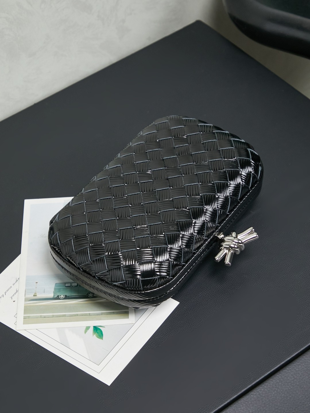 BV new autumn and winter products
BV evergreen classic handbag 👜 returns in wood grain black BV's prestigious The Knot clutch bag, with its iconic woven texture and knot buckle, has a noble and elegant temperament that Hollywood stars and ladies can't put down. They often use this clutch bag with dresses when attending formal occasions. The knot design is small and exquisite, low-key without logo, without extra floral decorations, elegant and generous, and it can add an elegant and gentle temperament to women when held in the hand. A craft that seems as simple as weaving a flower basket contains the accumulation of years of failures by BV craftsmen. The weaving is this season’s “Foulard Intreccio woven leather” design.
Design, the new Muse brass twisted metal looks more simple and beautiful, and the overall style is more fashionable and high-end.
▪️KNOT shows the extraordinary craftsmanship and creativity of intreccio woven patterns, and its contours reinterpret traditional classics
▪️ A classic item with collectible value
▪️The switch is named after its button design. Special weaving + metal frame combination
Size: 20.5✖️6✖️12.5
#6056
No. 717622 photo 3