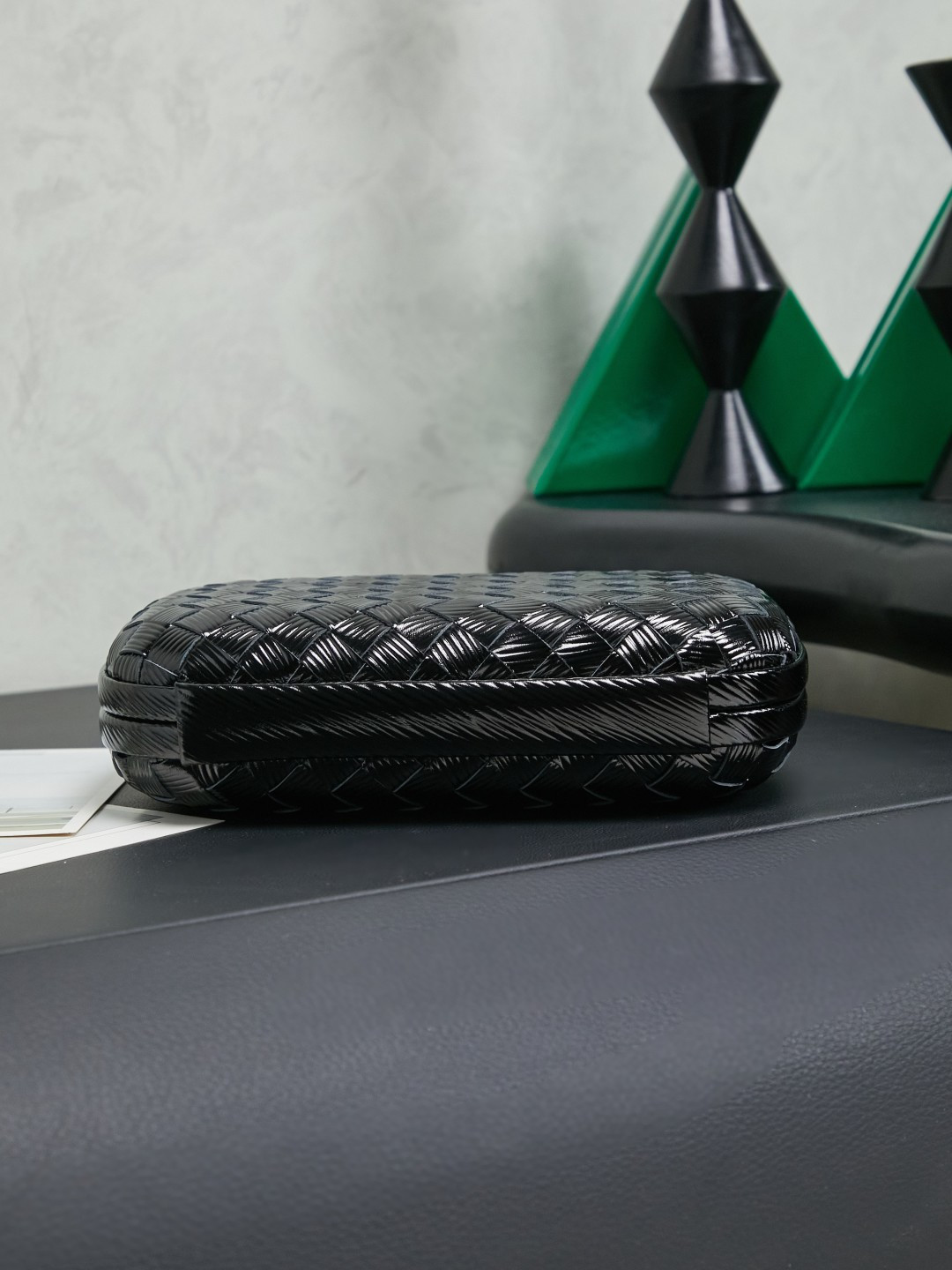BV new autumn and winter products
BV evergreen classic handbag 👜 returns in wood grain black BV's prestigious The Knot clutch bag, with its iconic woven texture and knot buckle, has a noble and elegant temperament that Hollywood stars and ladies can't put down. They often use this clutch bag with dresses when attending formal occasions. The knot design is small and exquisite, low-key without logo, without extra floral decorations, elegant and generous, and it can add an elegant and gentle temperament to women when held in the hand. A craft that seems as simple as weaving a flower basket contains the accumulation of years of failures by BV craftsmen. The weaving is this season’s “Foulard Intreccio woven leather” design.
Design, the new Muse brass twisted metal looks more simple and beautiful, and the overall style is more fashionable and high-end.
▪️KNOT shows the extraordinary craftsmanship and creativity of intreccio woven patterns, and its contours reinterpret traditional classics
▪️ A classic item with collectible value
▪️The switch is named after its button design. Special weaving + metal frame combination
Size: 20.5✖️6✖️12.5
#6056
No. 717622 photo 4