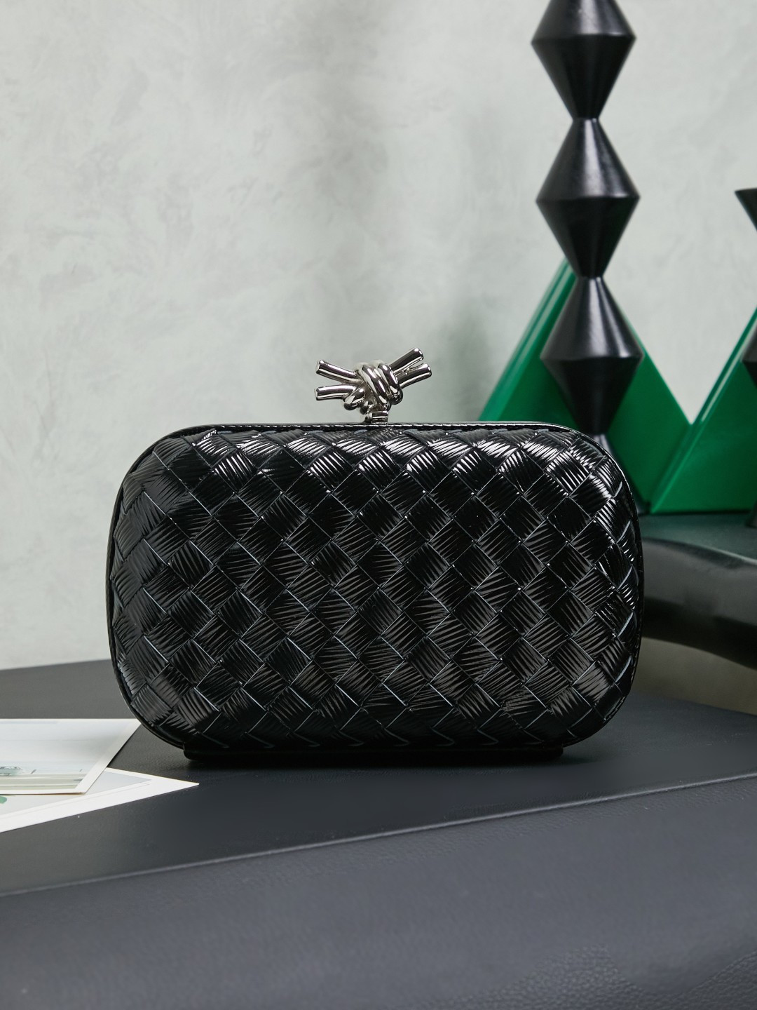 BV new autumn and winter products
BV evergreen classic handbag 👜 returns in wood grain black BV's prestigious The Knot clutch bag, with its iconic woven texture and knot buckle, has a noble and elegant temperament that Hollywood stars and ladies can't put down. They often use this clutch bag with dresses when attending formal occasions. The knot design is small and exquisite, low-key without logo, without extra floral decorations, elegant and generous, and it can add an elegant and gentle temperament to women when held in the hand. A craft that seems as simple as weaving a flower basket contains the accumulation of years of failures by BV craftsmen. The weaving is this season’s “Foulard Intreccio woven leather” design.
Design, the new Muse brass twisted metal looks more simple and beautiful, and the overall style is more fashionable and high-end.
▪️KNOT shows the extraordinary craftsmanship and creativity of intreccio woven patterns, and its contours reinterpret traditional classics
▪️ A classic item with collectible value
▪️The switch is named after its button design. Special weaving + metal frame combination
Size: 20.5✖️6✖️12.5
#6056
No. 717622