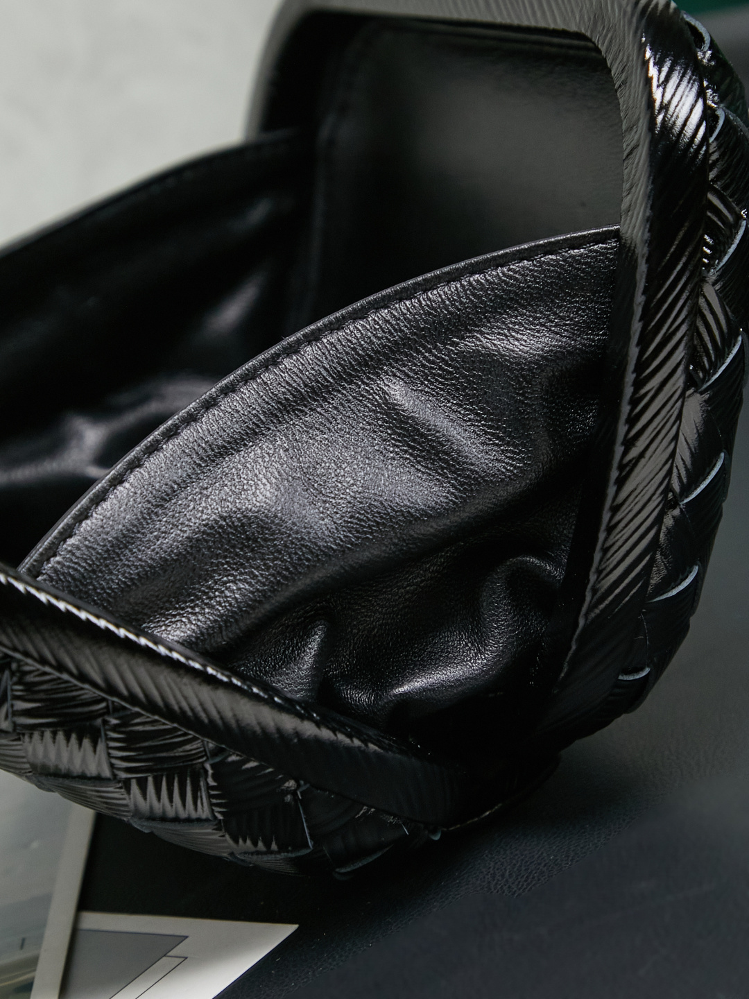 BV new autumn and winter products
BV evergreen classic handbag 👜 returns in wood grain black BV's prestigious The Knot clutch bag, with its iconic woven texture and knot buckle, has a noble and elegant temperament that Hollywood stars and ladies can't put down. They often use this clutch bag with dresses when attending formal occasions. The knot design is small and exquisite, low-key without logo, without extra floral decorations, elegant and generous, and it can add an elegant and gentle temperament to women when held in the hand. A craft that seems as simple as weaving a flower basket contains the accumulation of years of failures by BV craftsmen. The weaving is this season’s “Foulard Intreccio woven leather” design.
Design, the new Muse brass twisted metal looks more simple and beautiful, and the overall style is more fashionable and high-end.
▪️KNOT shows the extraordinary craftsmanship and creativity of intreccio woven patterns, and its contours reinterpret traditional classics
▪️ A classic item with collectible value
▪️The switch is named after its button design. Special weaving + metal frame combination
Size: 20.5✖️6✖️12.5
#6056
No. 717622 photo 6
