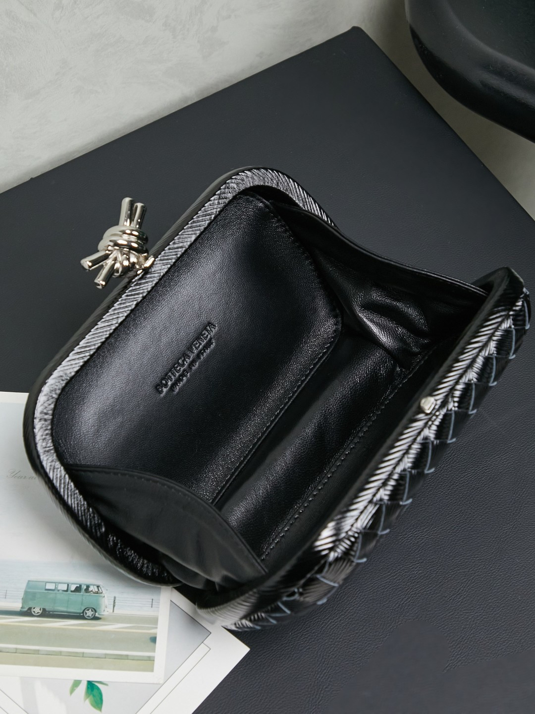 BV new autumn and winter products
BV evergreen classic handbag 👜 returns in wood grain black BV's prestigious The Knot clutch bag, with its iconic woven texture and knot buckle, has a noble and elegant temperament that Hollywood stars and ladies can't put down. They often use this clutch bag with dresses when attending formal occasions. The knot design is small and exquisite, low-key without logo, without extra floral decorations, elegant and generous, and it can add an elegant and gentle temperament to women when held in the hand. A craft that seems as simple as weaving a flower basket contains the accumulation of years of failures by BV craftsmen. The weaving is this season’s “Foulard Intreccio woven leather” design.
Design, the new Muse brass twisted metal looks more simple and beautiful, and the overall style is more fashionable and high-end.
▪️KNOT shows the extraordinary craftsmanship and creativity of intreccio woven patterns, and its contours reinterpret traditional classics
▪️ A classic item with collectible value
▪️The switch is named after its button design. Special weaving + metal frame combination
Size: 20.5✖️6✖️12.5
#6056
No. 717622 photo 7