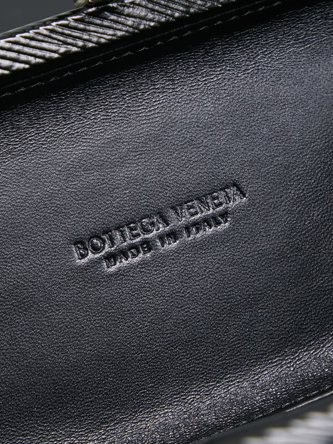 BV new autumn and winter products
BV evergreen classic handbag 👜 returns in wood grain black BV's prestigious The Knot clutch bag, with its iconic woven texture and knot buckle, has a noble and elegant temperament that Hollywood stars and ladies can't put down. They often use this clutch bag with dresses when attending formal occasions. The knot design is small and exquisite, low-key without logo, without extra floral decorations, elegant and generous, and it can add an elegant and gentle temperament to women when held in the hand. A craft that seems as simple as weaving a flower basket contains the accumulation of years of failures by BV craftsmen. The weaving is this season’s “Foulard Intreccio woven leather” design.
Design, the new Muse brass twisted metal looks more simple and beautiful, and the overall style is more fashionable and high-end.
▪️KNOT shows the extraordinary craftsmanship and creativity of intreccio woven patterns, and its contours reinterpret traditional classics
▪️ A classic item with collectible value
▪️The switch is named after its button design. Special weaving + metal frame combination
Size: 20.5✖️6✖️12.5
#6056
No. 717622 photo 8