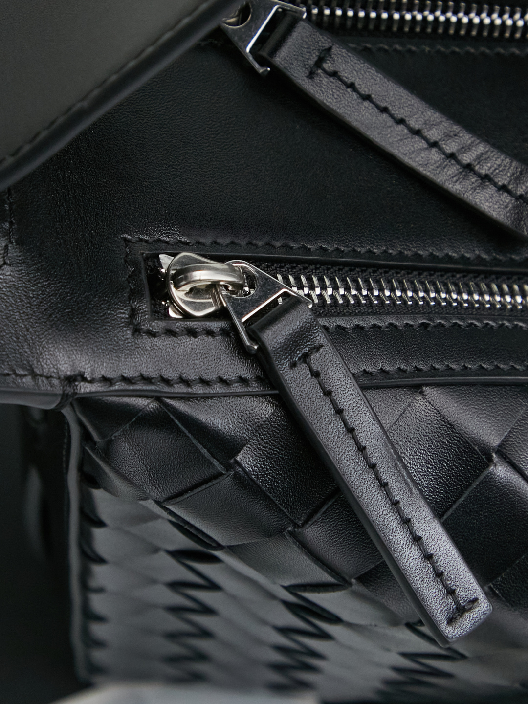 🎁BOTTEGA VENETA new woven Tribeca handbag Double zipper design + super clear inner layering, sufficient capacity without clutter; small items can be stored in an orderly manner for daily commuting and short trips 🗂 Equipped with a comfortable wide shoulder strap, it can be worn on the shoulder, crossbody, or in the hand, and the carrying method is super flexible.
Style number: 836016
Size: 30.5*20*9cm
Color: black photo 1