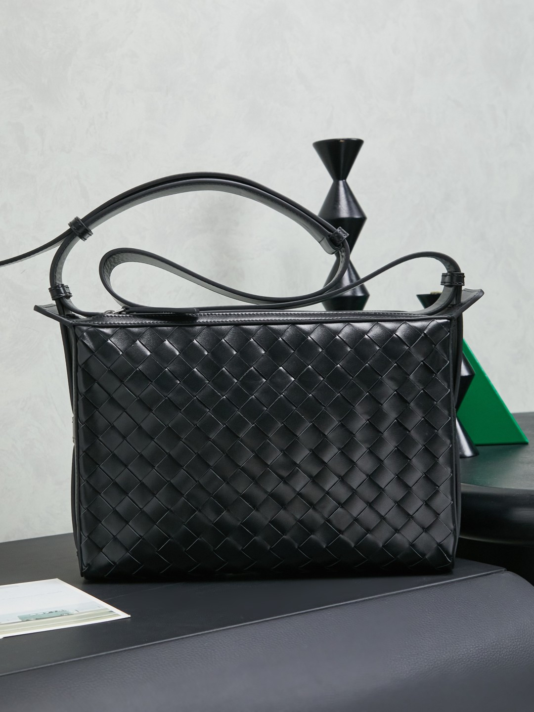 🎁BOTTEGA VENETA new woven Tribeca handbag Double zipper design + super clear inner layering, sufficient capacity without clutter; small items can be stored in an orderly manner for daily commuting and short trips 🗂 Equipped with a comfortable wide shoulder strap, it can be worn on the shoulder, crossbody, or in the hand, and the carrying method is super flexible.
Style number: 836016
Size: 30.5*20*9cm
Color: black