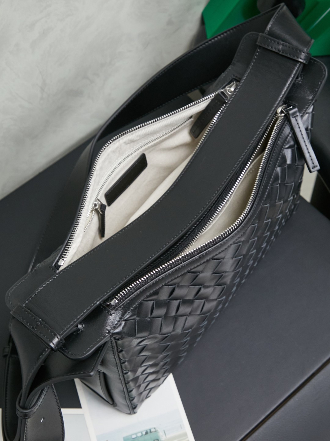 🎁BOTTEGA VENETA new woven Tribeca handbag Double zipper design + super clear inner layering, sufficient capacity without clutter; small items can be stored in an orderly manner for daily commuting and short trips 🗂 Equipped with a comfortable wide shoulder strap, it can be worn on the shoulder, crossbody, or in the hand, and the carrying method is super flexible.
Style number: 836016
Size: 30.5*20*9cm
Color: black photo 5