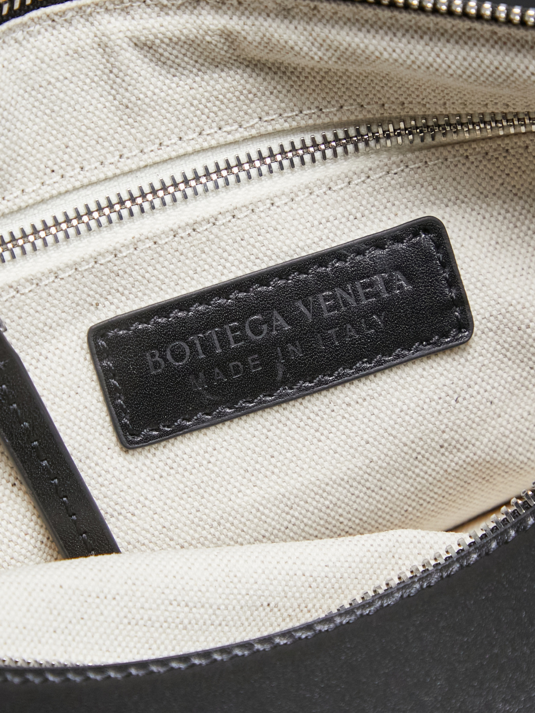 🎁BOTTEGA VENETA new woven Tribeca handbag Double zipper design + super clear inner layering, sufficient capacity without clutter; small items can be stored in an orderly manner for daily commuting and short trips 🗂 Equipped with a comfortable wide shoulder strap, it can be worn on the shoulder, crossbody, or in the hand, and the carrying method is super flexible.
Style number: 836016
Size: 30.5*20*9cm
Color: black photo 6