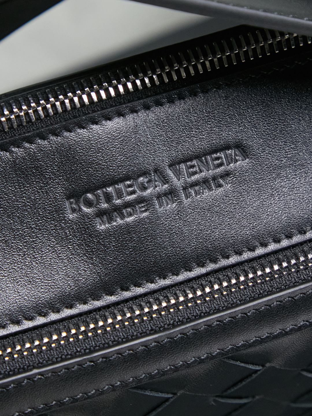 🎁BOTTEGA VENETA new woven Tribeca handbag Double zipper design + super clear inner layering, sufficient capacity without clutter; small items can be stored in an orderly manner for daily commuting and short trips 🗂 Equipped with a comfortable wide shoulder strap, it can be worn on the shoulder, crossbody, or in the hand, and the carrying method is super flexible.
Style number: 836016
Size: 30.5*20*9cm
Color: black photo 7