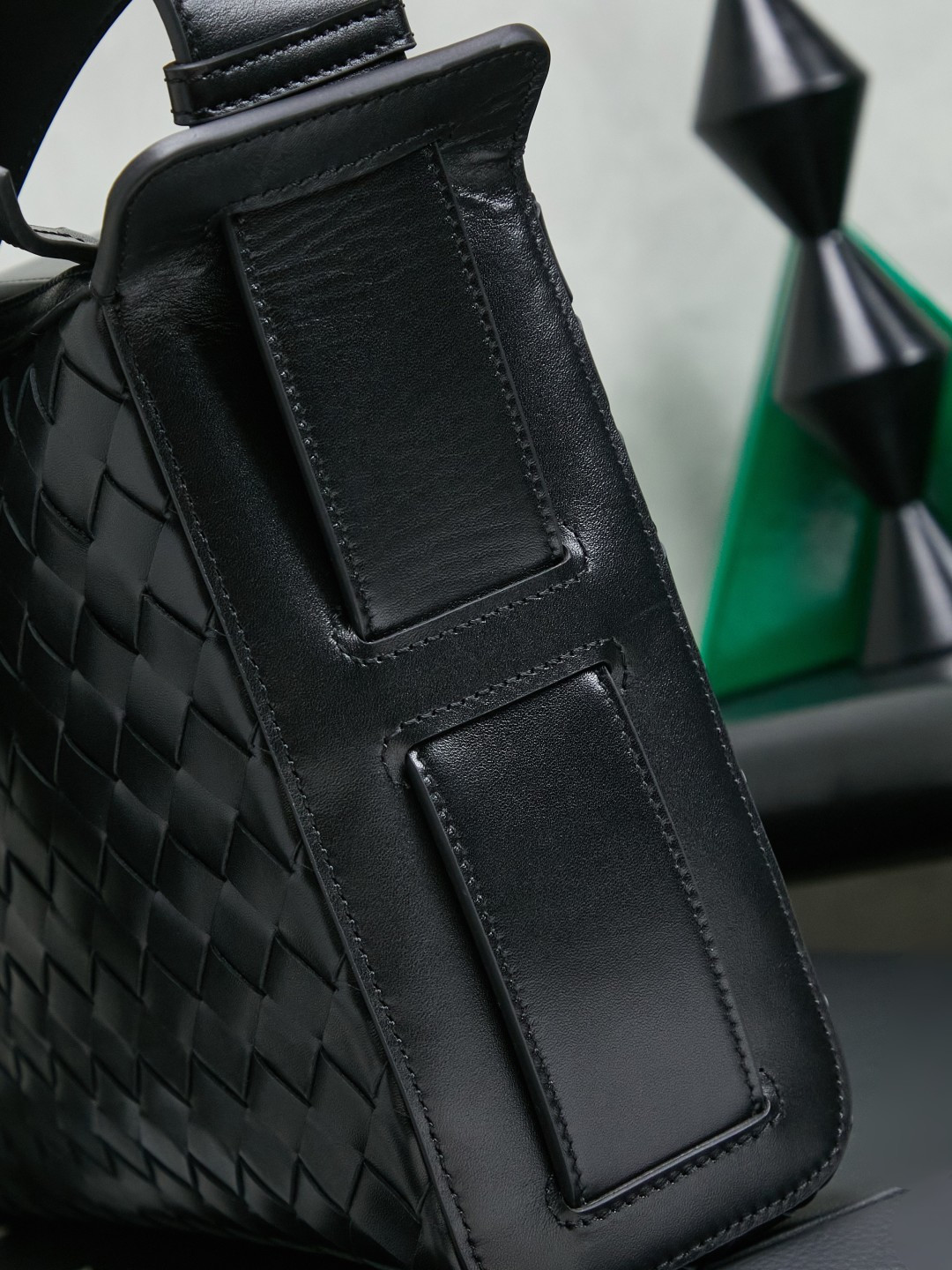 🎁BOTTEGA VENETA new woven Tribeca handbag Double zipper design + super clear inner layering, sufficient capacity without clutter; small items can be stored in an orderly manner for daily commuting and short trips 🗂 Equipped with a comfortable wide shoulder strap, it can be worn on the shoulder, crossbody, or in the hand, and the carrying method is super flexible.
Style number: 836016
Size: 30.5*20*9cm
Color: black photo 8