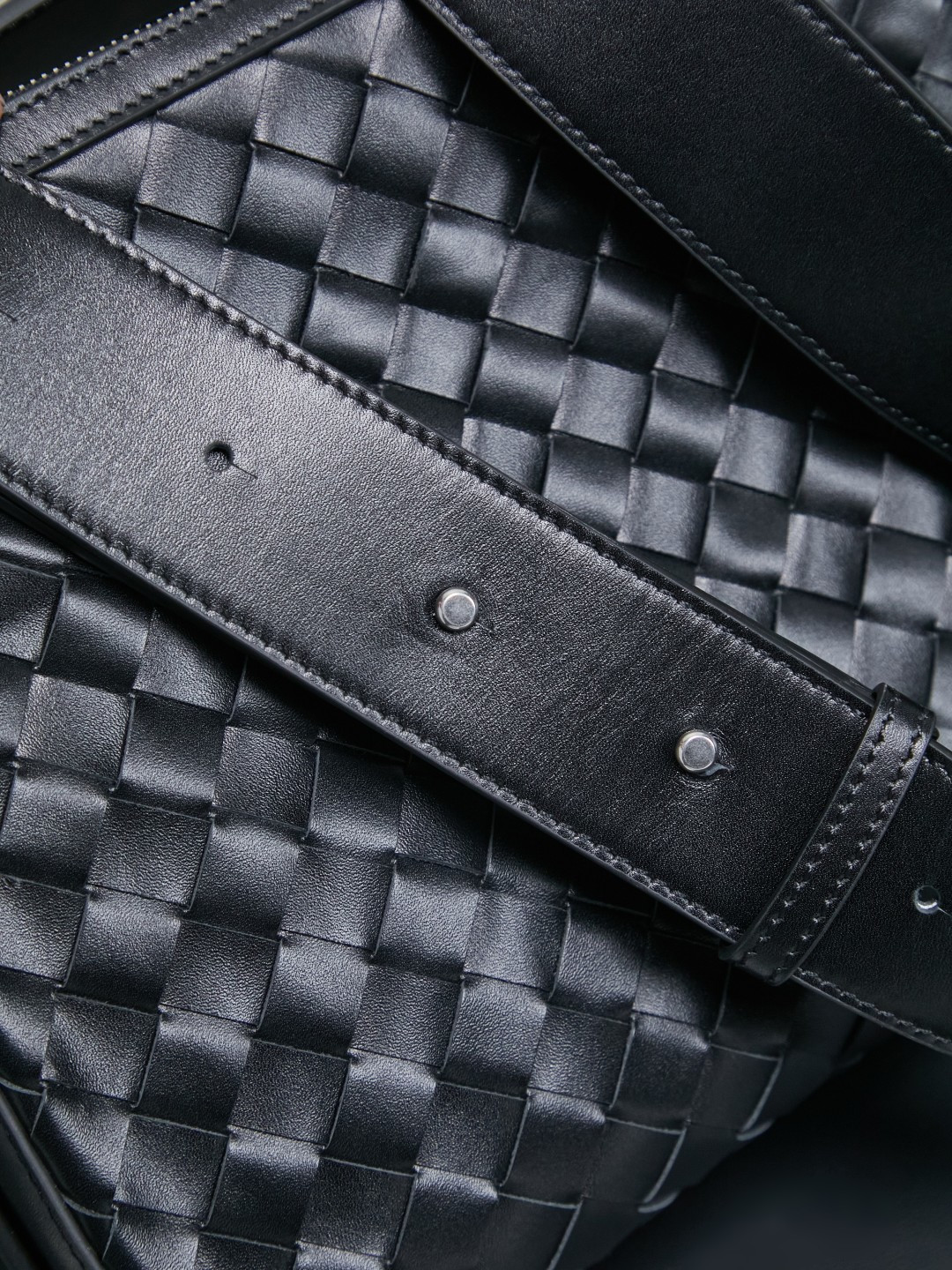 🎁BOTTEGA VENETA new woven Tribeca handbag Double zipper design + super clear inner layering, sufficient capacity without clutter; small items can be stored in an orderly manner for daily commuting and short trips 🗂 Equipped with a comfortable wide shoulder strap, it can be worn on the shoulder, crossbody, or in the hand, and the carrying method is super flexible.
Style number: 836016
Size: 30.5*20*9cm
Color: black photo 9