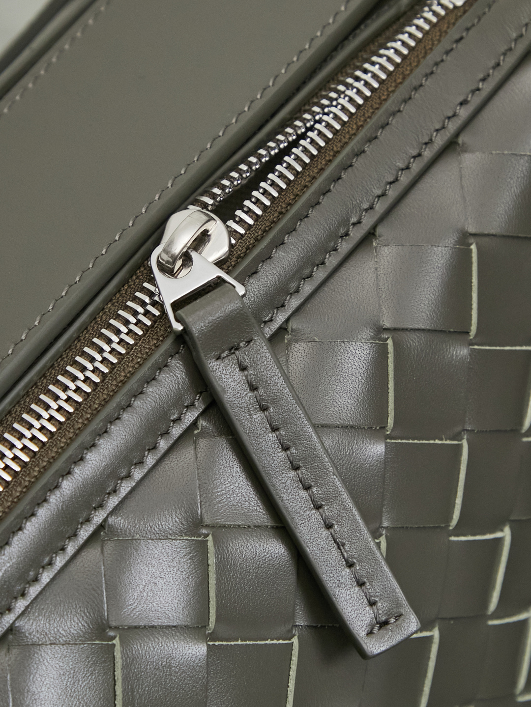 🎁BOTTEGA VENETA new woven Tribeca handbag Double zipper design + super clear inner layering, sufficient capacity without clutter; small items can be stored in an orderly manner for daily commuting and short trips 🗂 Equipped with a comfortable wide shoulder strap, it can be worn on the shoulder, crossbody, or in the hand, and the carrying method is super flexible.
Style number: 836016
Size: 30.5*20*9cm
Color: cypress green photo 1