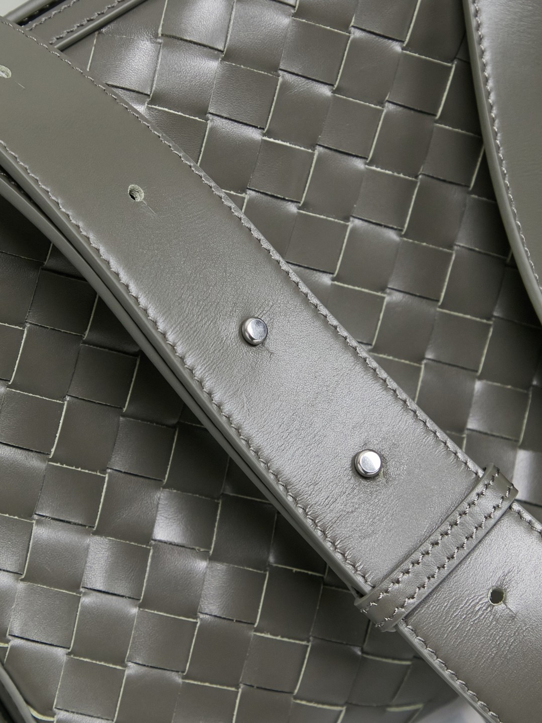 🎁BOTTEGA VENETA new woven Tribeca handbag Double zipper design + super clear inner layering, sufficient capacity without clutter; small items can be stored in an orderly manner for daily commuting and short trips 🗂 Equipped with a comfortable wide shoulder strap, it can be worn on the shoulder, crossbody, or in the hand, and the carrying method is super flexible.
Style number: 836016
Size: 30.5*20*9cm
Color: cypress green photo 2