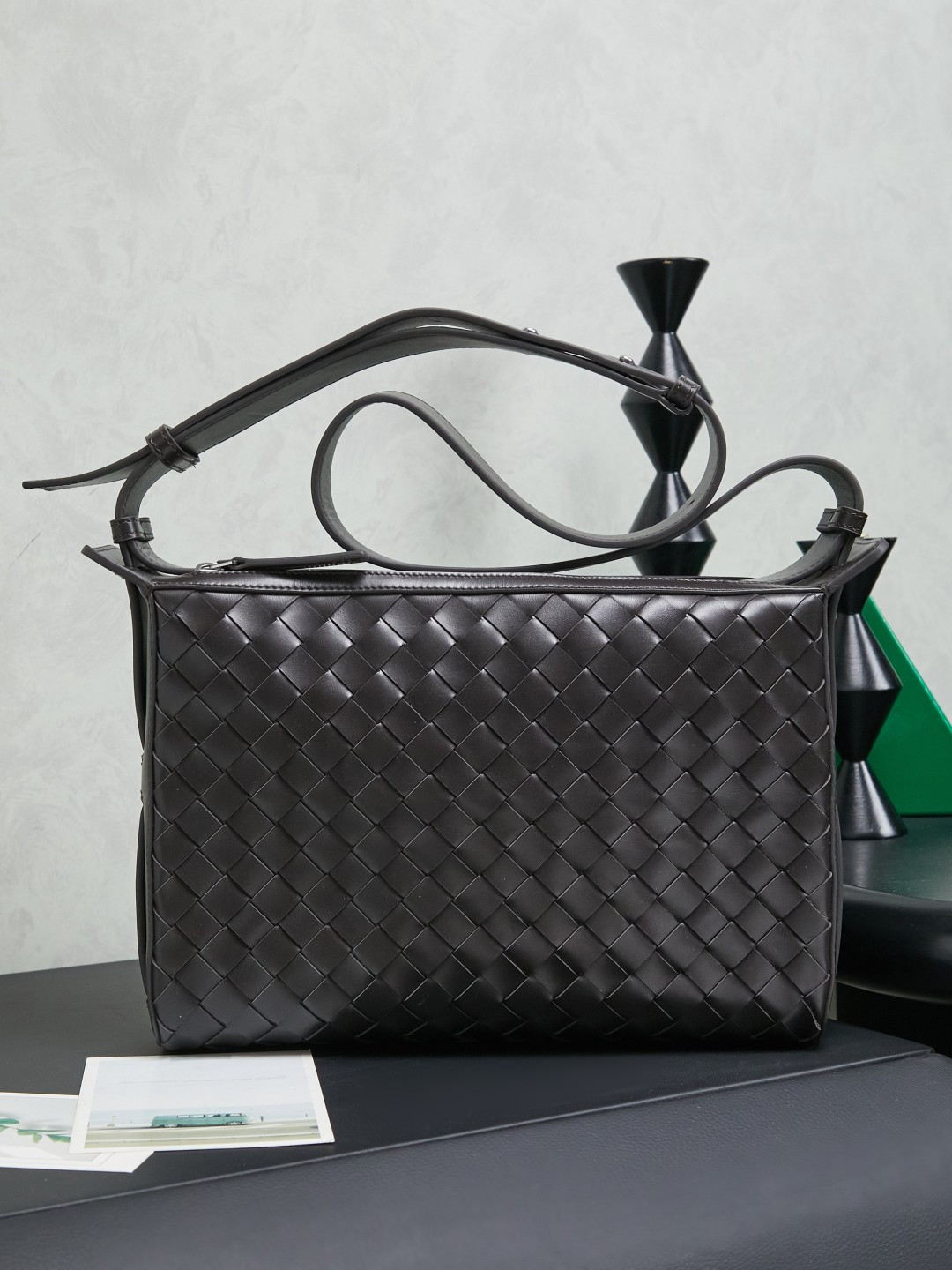 🎁BOTTEGA VENETA new woven Tribeca handbag Double zipper design + super clear inner layering, sufficient capacity without clutter; small items can be stored in an orderly manner for daily commuting and short trips 🗂 Equipped with a comfortable wide shoulder strap, it can be worn on the shoulder, crossbody, or in the hand, and the carrying method is super flexible.
Style number: 836016
Size: 30.5*20*9cm
Color: chocolate brown