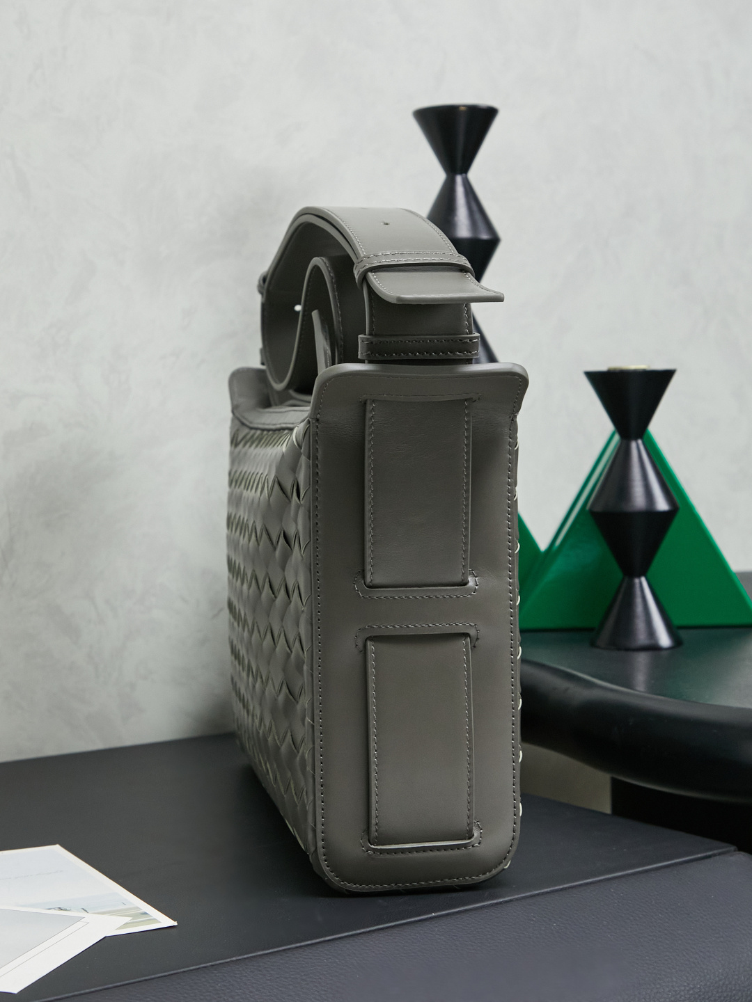 🎁BOTTEGA VENETA new woven Tribeca handbag Double zipper design + super clear inner layering, sufficient capacity without clutter; small items can be stored in an orderly manner for daily commuting and short trips 🗂 Equipped with a comfortable wide shoulder strap, it can be worn on the shoulder, crossbody, or in the hand, and the carrying method is super flexible.
Style number: 836016
Size: 30.5*20*9cm
Color: cypress green photo 3