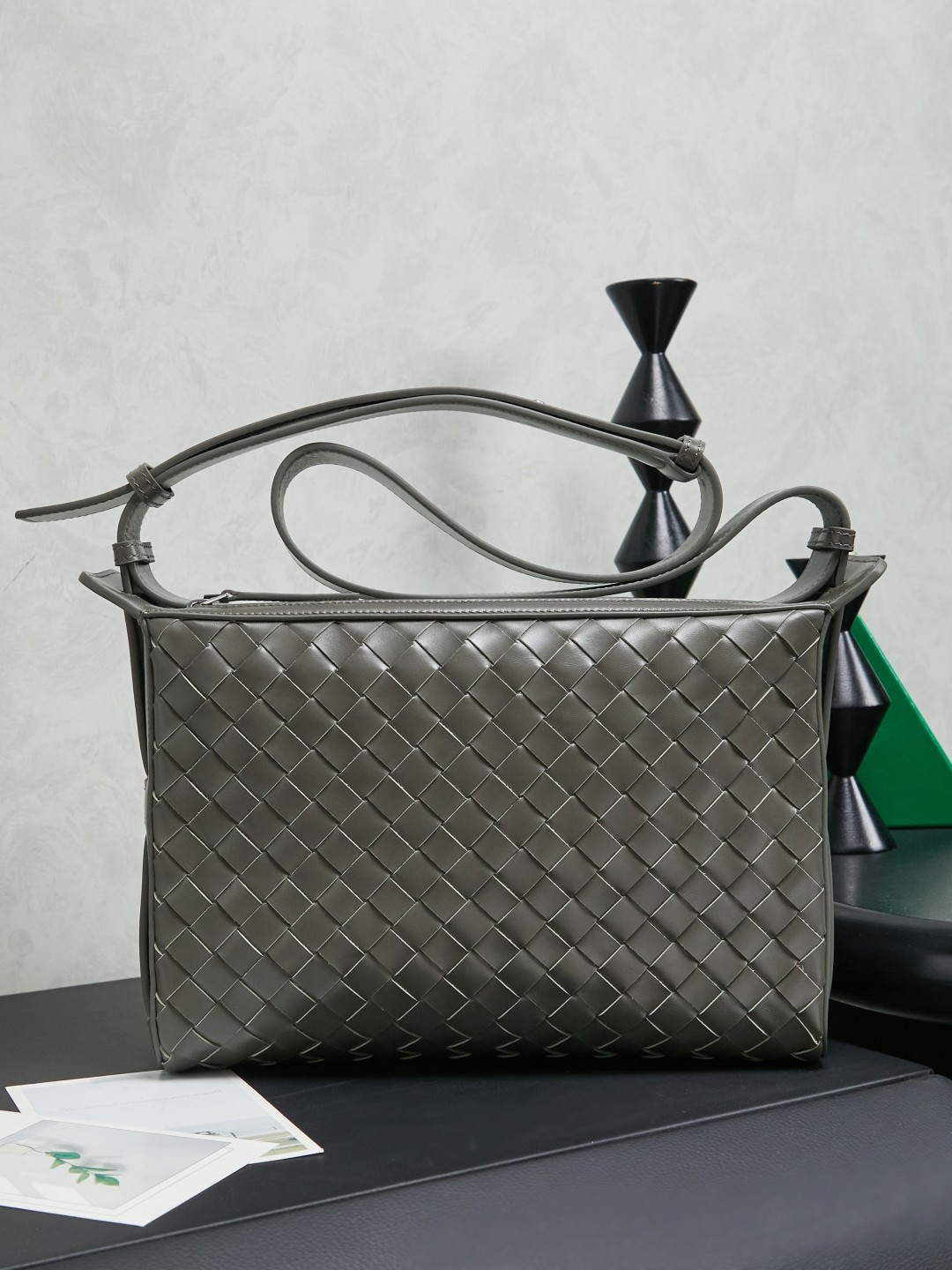 🎁BOTTEGA VENETA new woven Tribeca handbag Double zipper design + super clear inner layering, sufficient capacity without clutter; small items can be stored in an orderly manner for daily commuting and short trips 🗂 Equipped with a comfortable wide shoulder strap, it can be worn on the shoulder, crossbody, or in the hand, and the carrying method is super flexible.
Style number: 836016
Size: 30.5*20*9cm
Color: cypress green