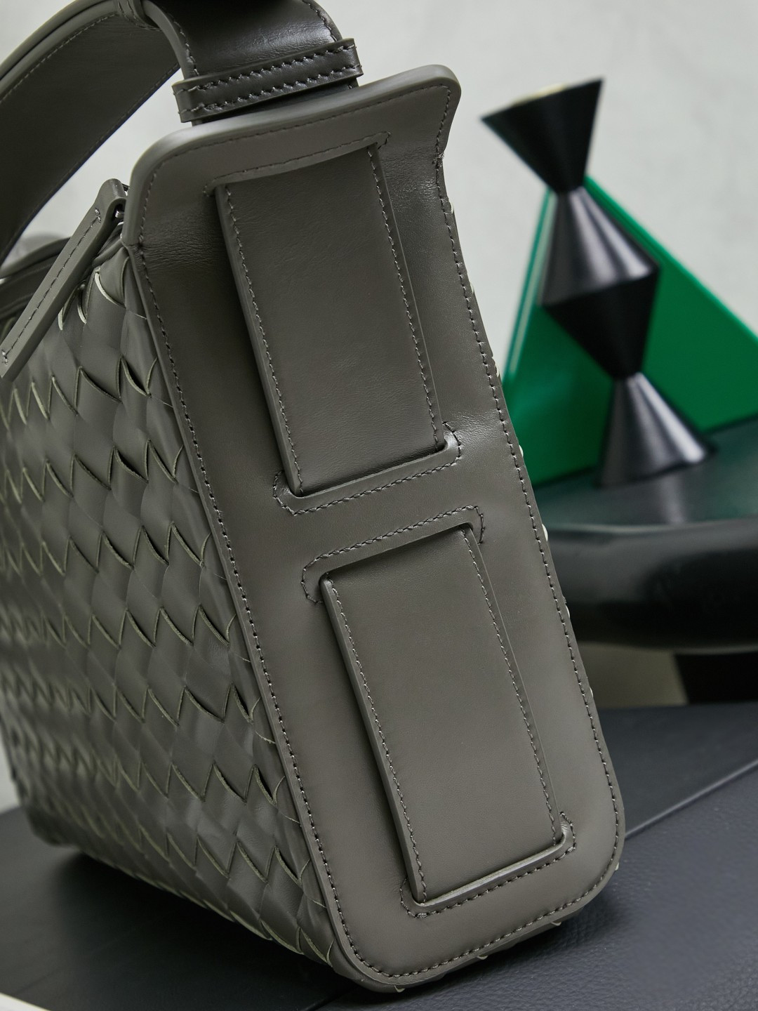 🎁BOTTEGA VENETA new woven Tribeca handbag Double zipper design + super clear inner layering, sufficient capacity without clutter; small items can be stored in an orderly manner for daily commuting and short trips 🗂 Equipped with a comfortable wide shoulder strap, it can be worn on the shoulder, crossbody, or in the hand, and the carrying method is super flexible.
Style number: 836016
Size: 30.5*20*9cm
Color: cypress green photo 6