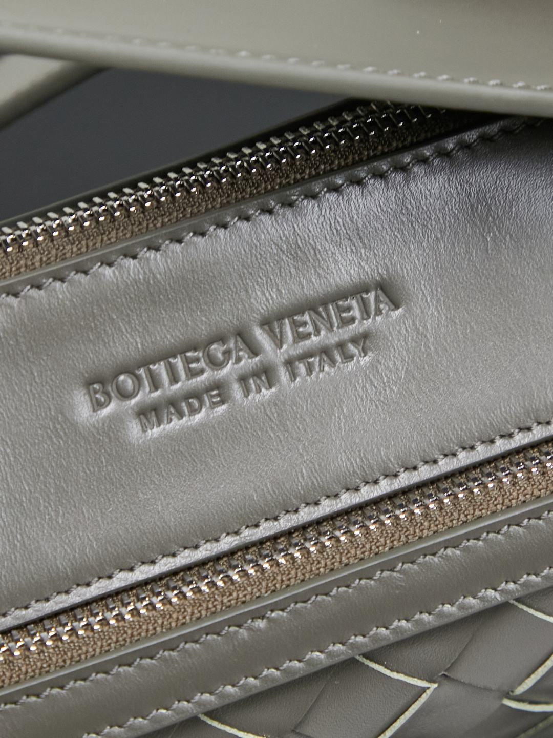🎁BOTTEGA VENETA new woven Tribeca handbag Double zipper design + super clear inner layering, sufficient capacity without clutter; small items can be stored in an orderly manner for daily commuting and short trips 🗂 Equipped with a comfortable wide shoulder strap, it can be worn on the shoulder, crossbody, or in the hand, and the carrying method is super flexible.
Style number: 836016
Size: 30.5*20*9cm
Color: cypress green photo 7